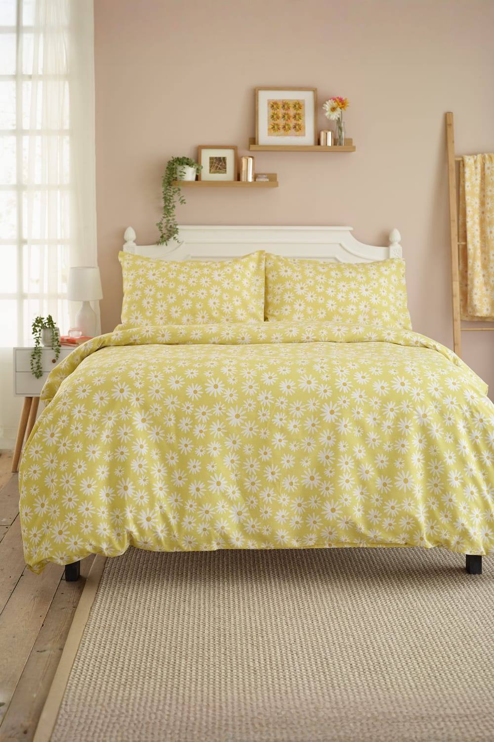 Deyongs Lazy Daisy Duvet Set in Printed Flower Design in Yellow