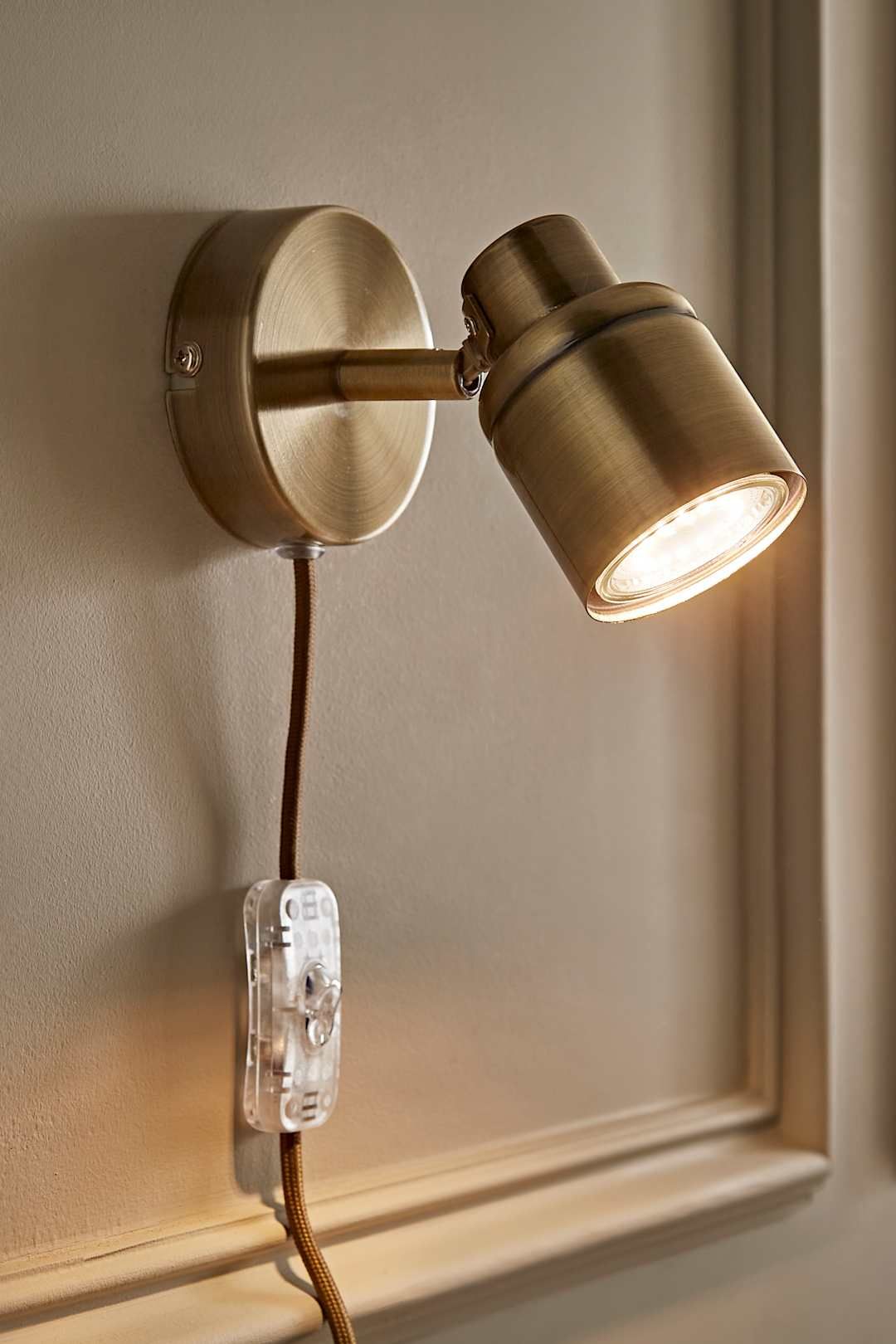 ValueLights Benton Single Adjustable Plug In Spotlight Wall Light with LED Bulb in Gold