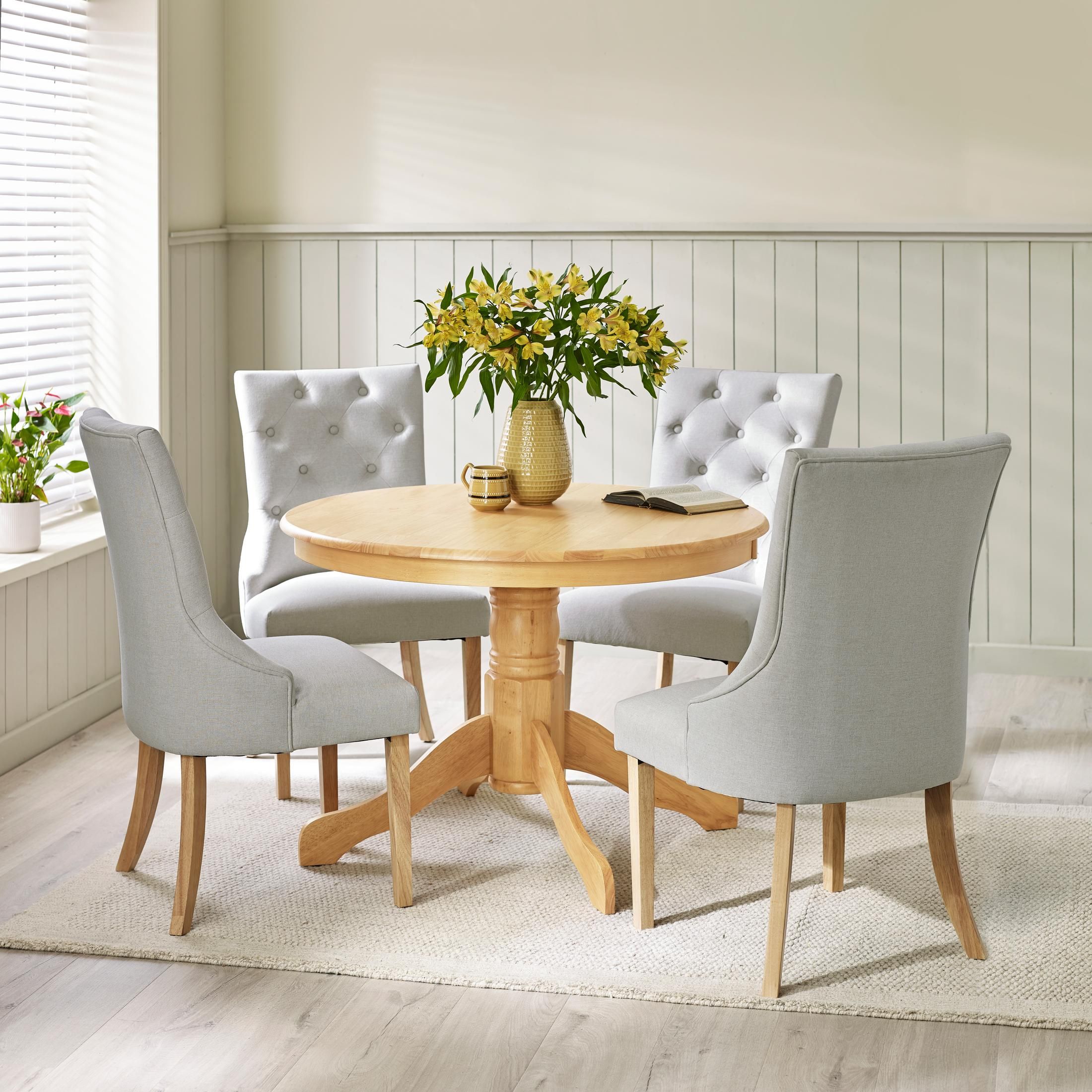 FurnitureboxUK Bude Round Wooden Dining Table & 4 Belgravia Chairs in Light Oak
