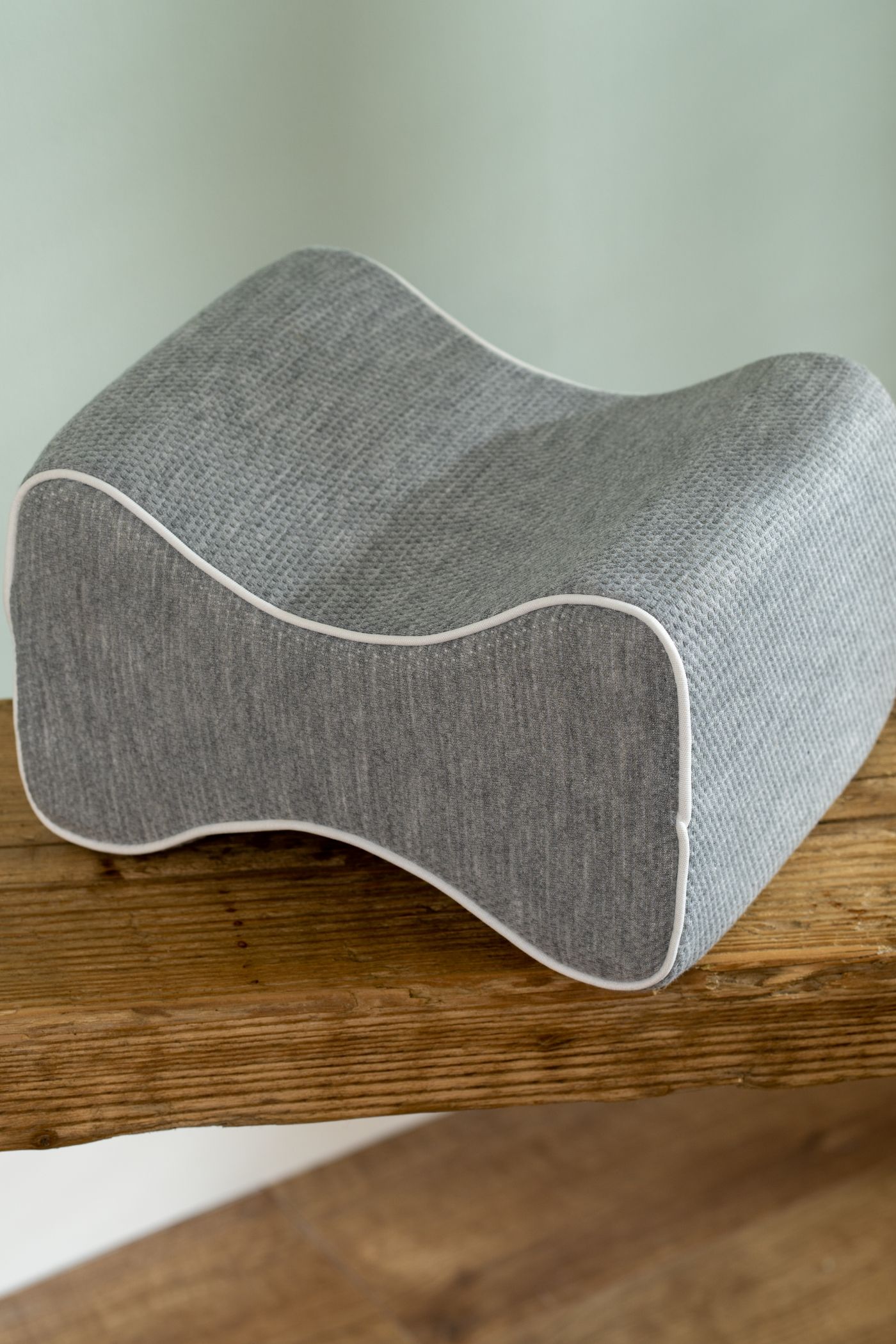 Soak&Sleep Memory Foam Knee Pillow in Light Grey