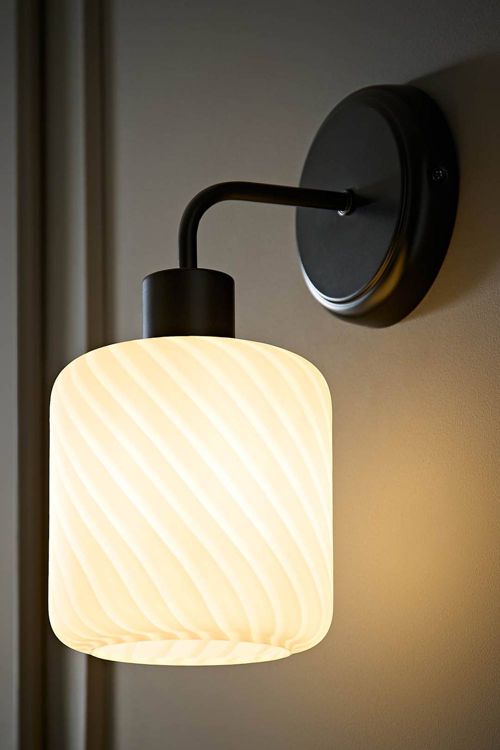 ValueLights Emery Swirl Glass Shade Wall Light in Black