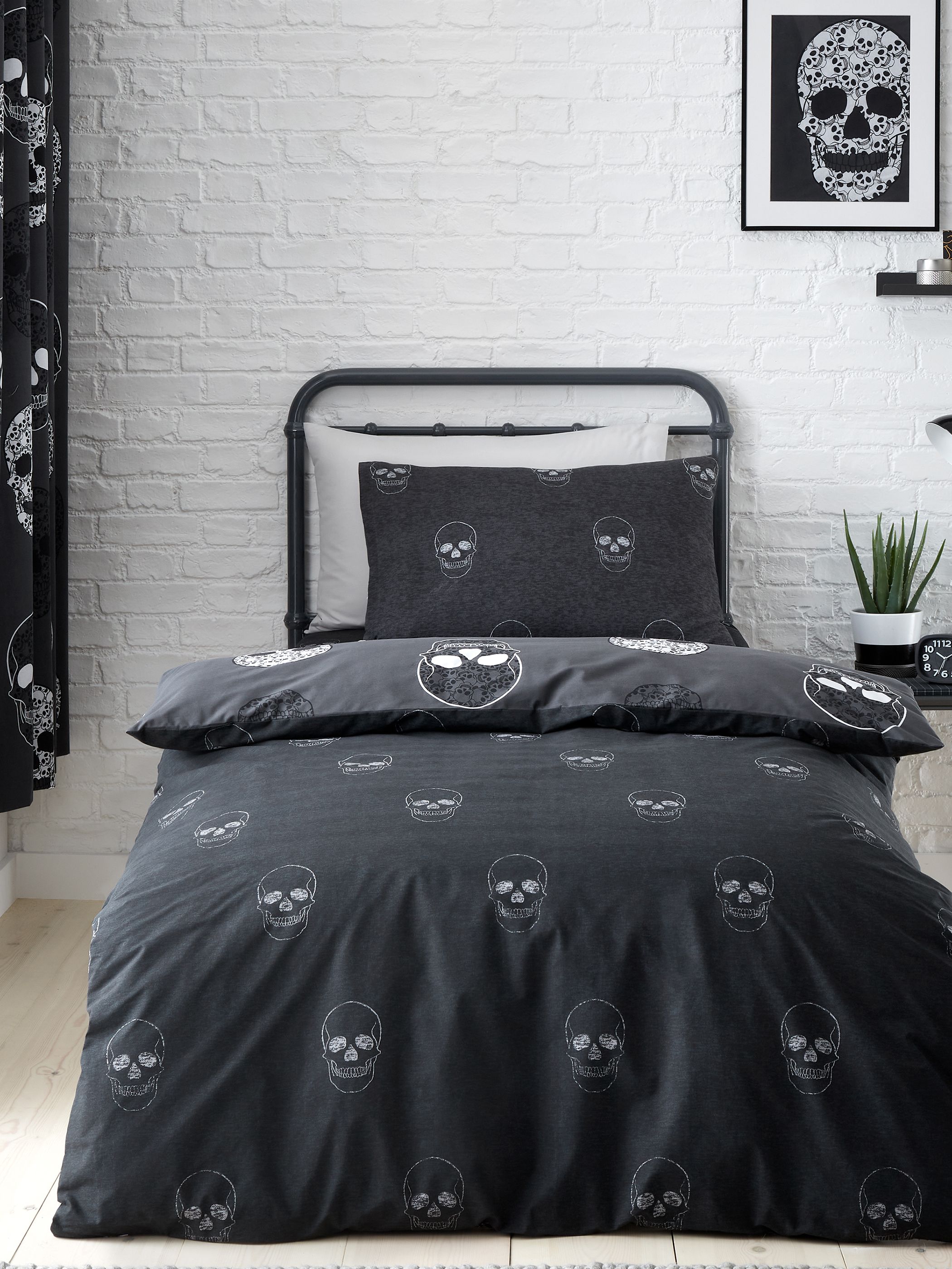 Catherine Lansfield 'Skulls' Halloween Duvet Cover Set in Grey 2