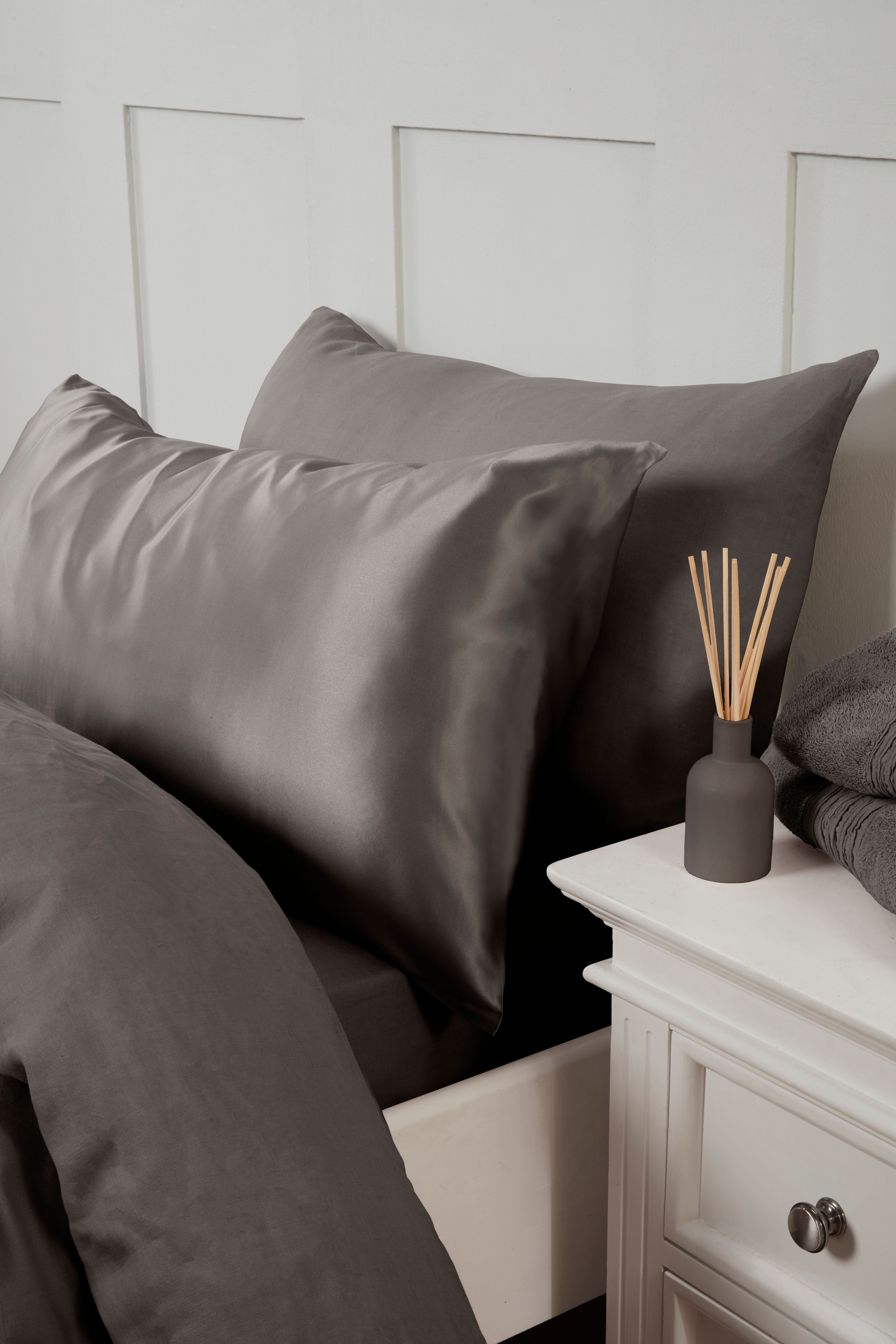 Silky Silks 100% Mulberry Silk Standard Pillowcase in Charcoal