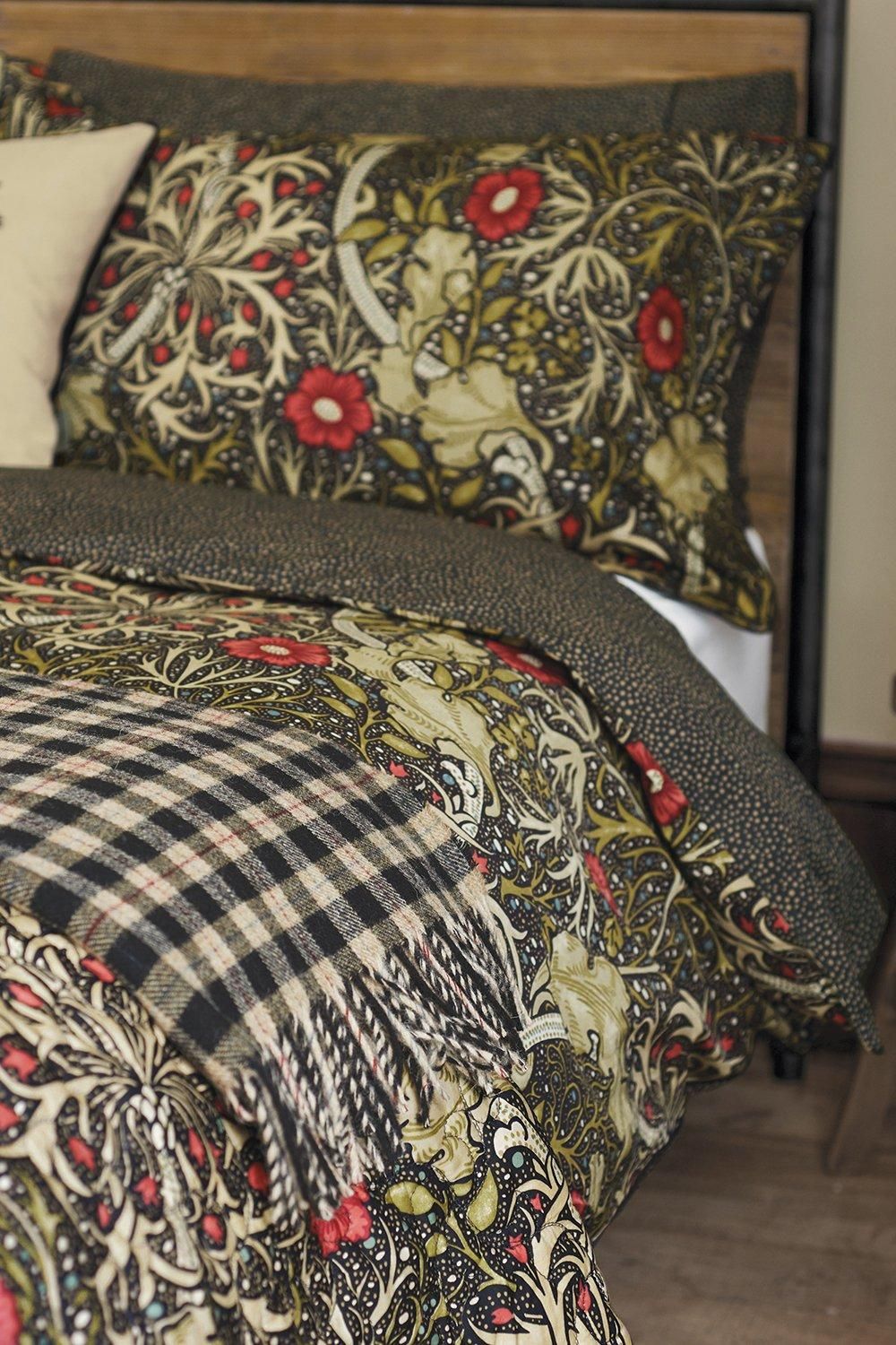 Morris & Co 'Morris Seaweed' Cotton Standard Pillowcase Pair in Black 2