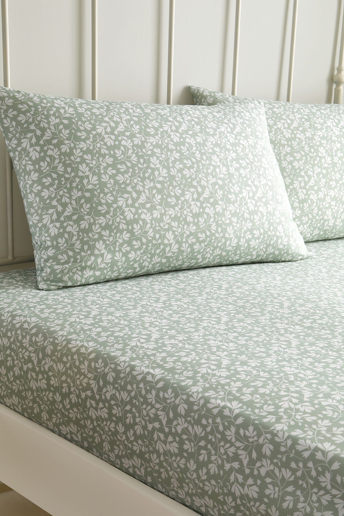Dreams & Drapes 'Tess' Easy Care Ditsy Floral Leaf Print Fitted Sheet in Green
