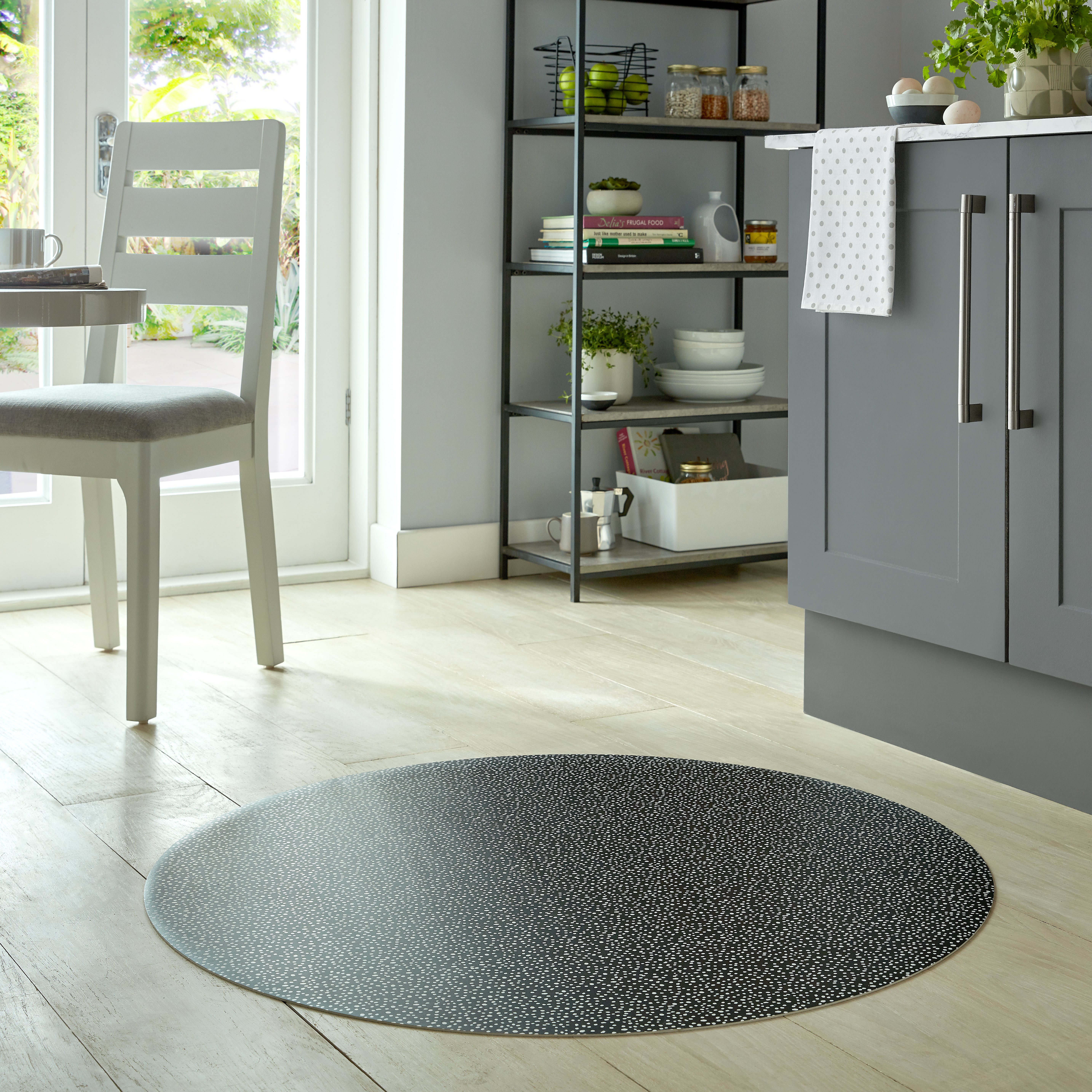 Dotty Vinyl Round Mat Black and white