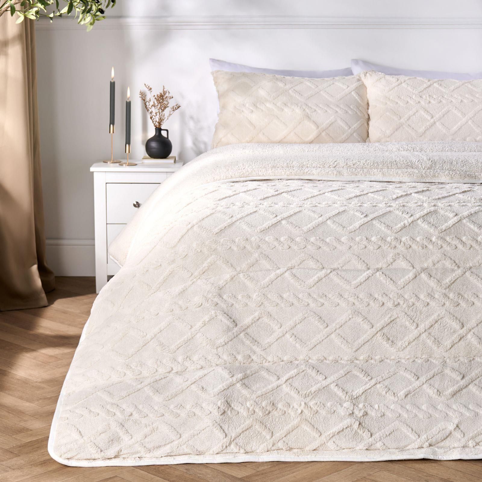 OHS Cable Knit Teddy Fleece 10.5 Tog Coverless Duvet with Pillowcases in Cream