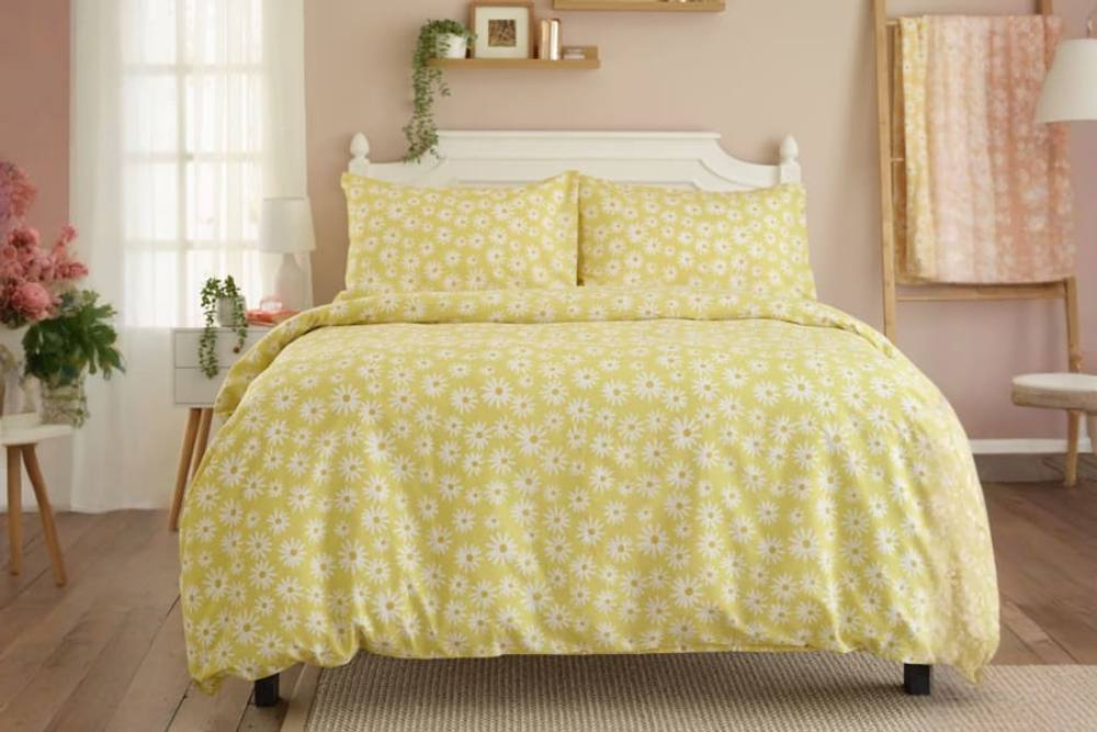 Deyongs Lazy Daisy Duvet Set in Printed Flower Design in Yellow