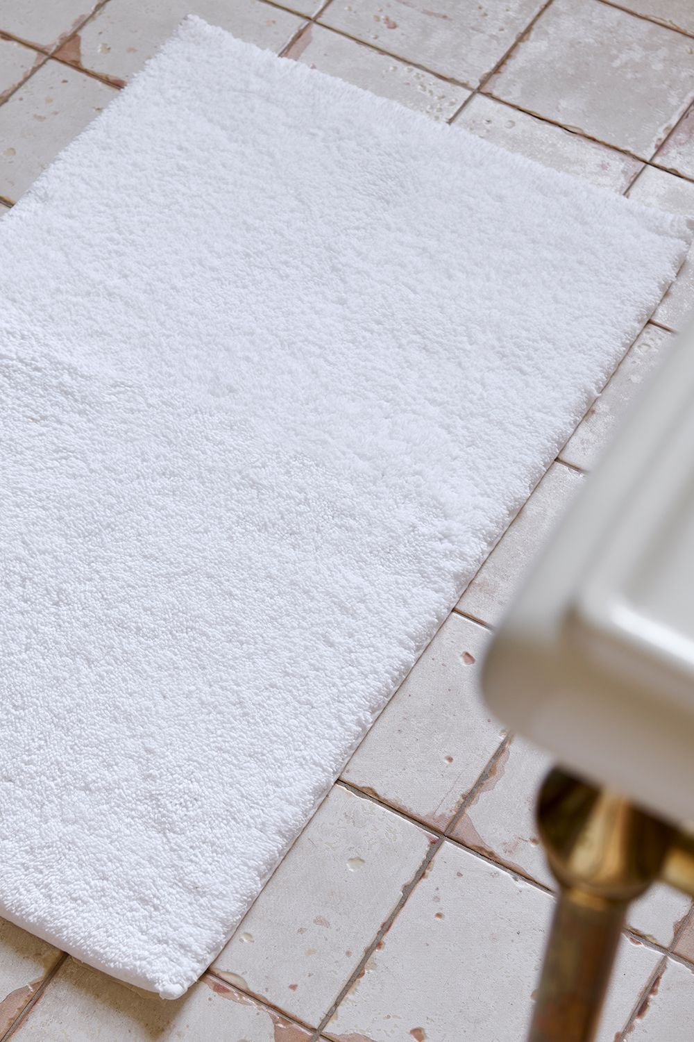 CHRISTY Deep Pile Luxury 100% Cotton 2444GSM Non Slip Bath Rugs in White