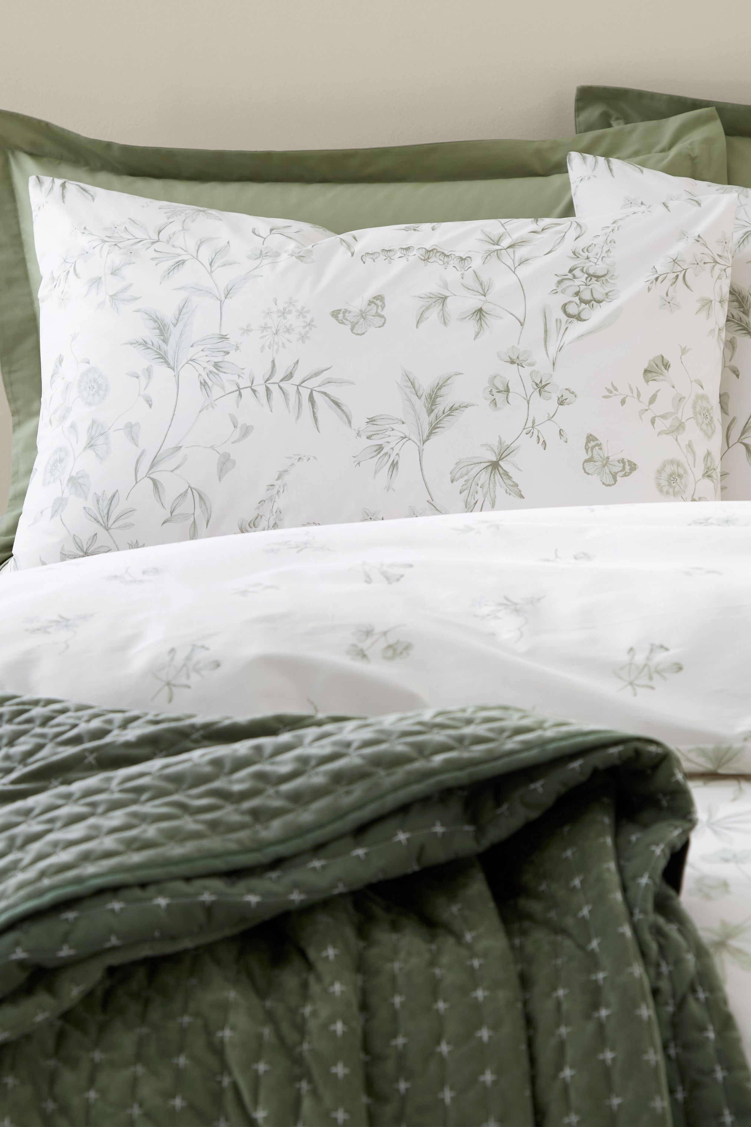 Bianca Thea Floral 200 Thread Count Cotton Reversible Duvet Cover Set in Green 2