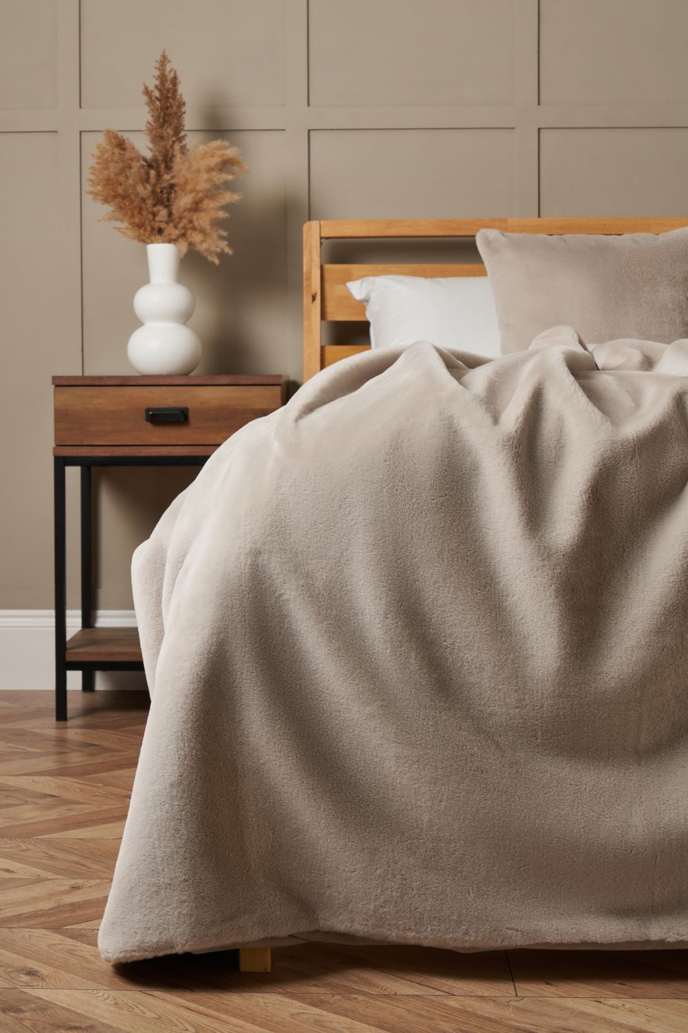 BHS Faux Fur Throw with Velvet Backing in Natural