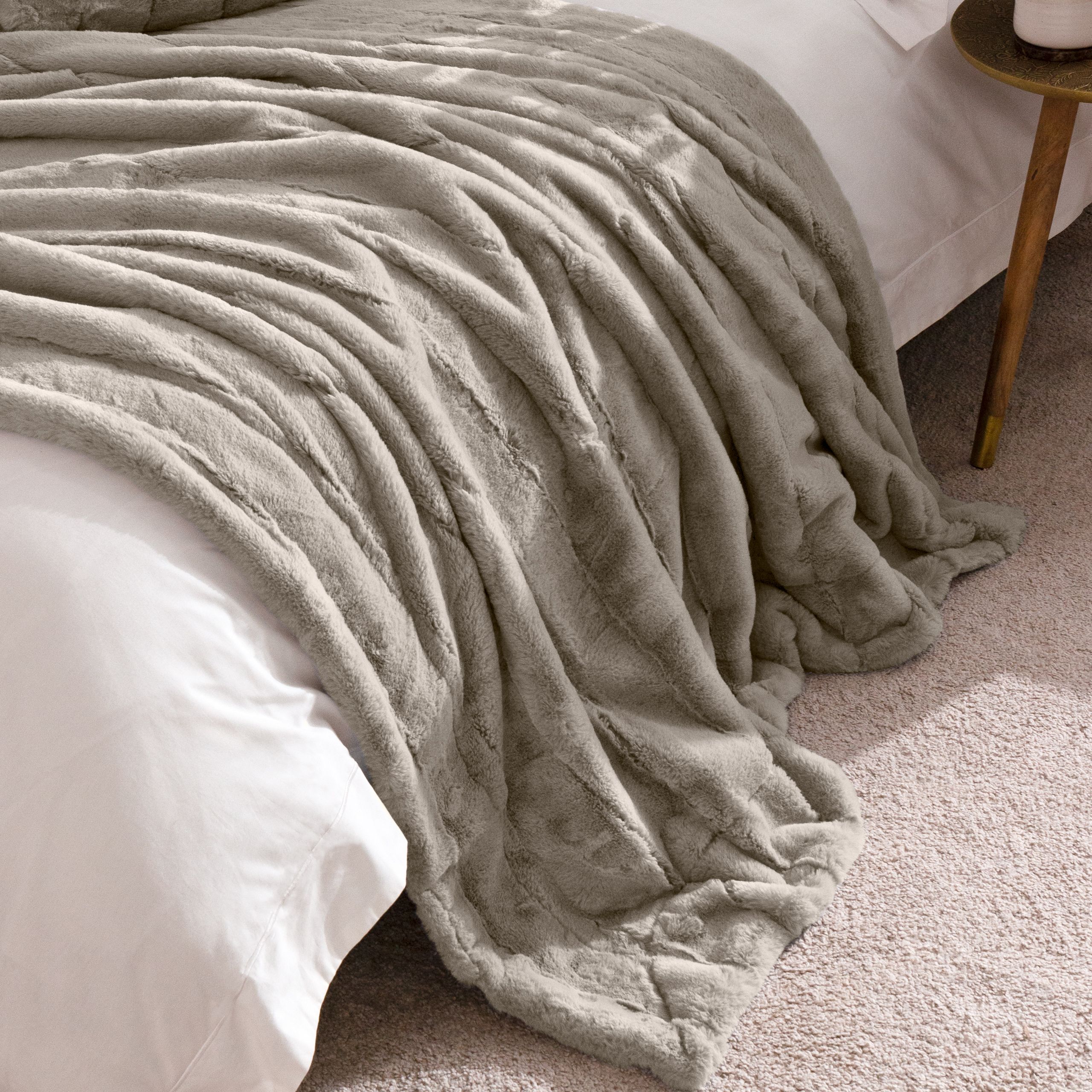 Paoletti Empress Alaskan Faux Fur Throw in Light Grey