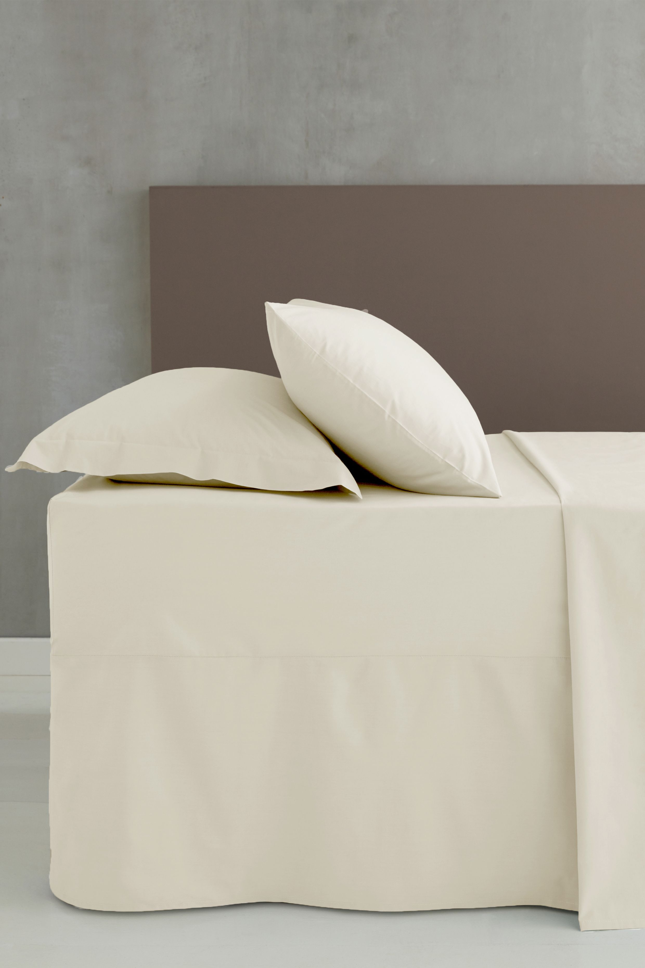 Catherine Lansfield 'Easy Iron Percale' Combed Polycotton 25cm Depth Sheet in Cream | Size: Super King Fitted