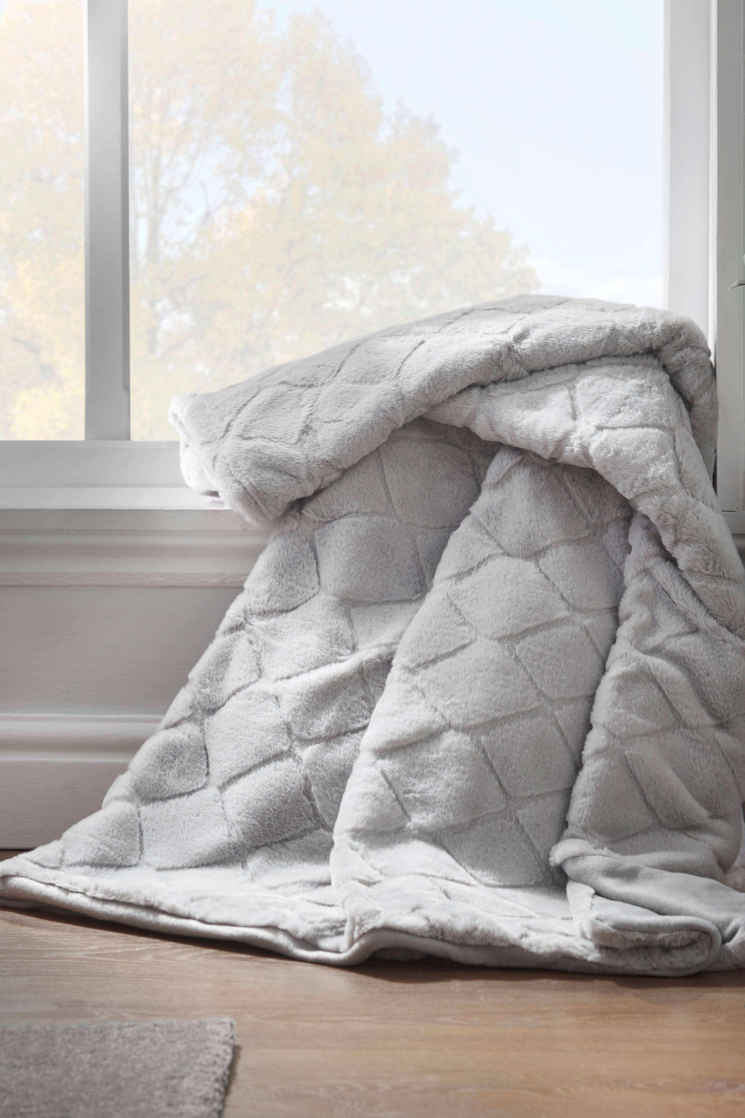 Catherine Lansfield 'Cosy Diamond' Blanket Throw in Silver