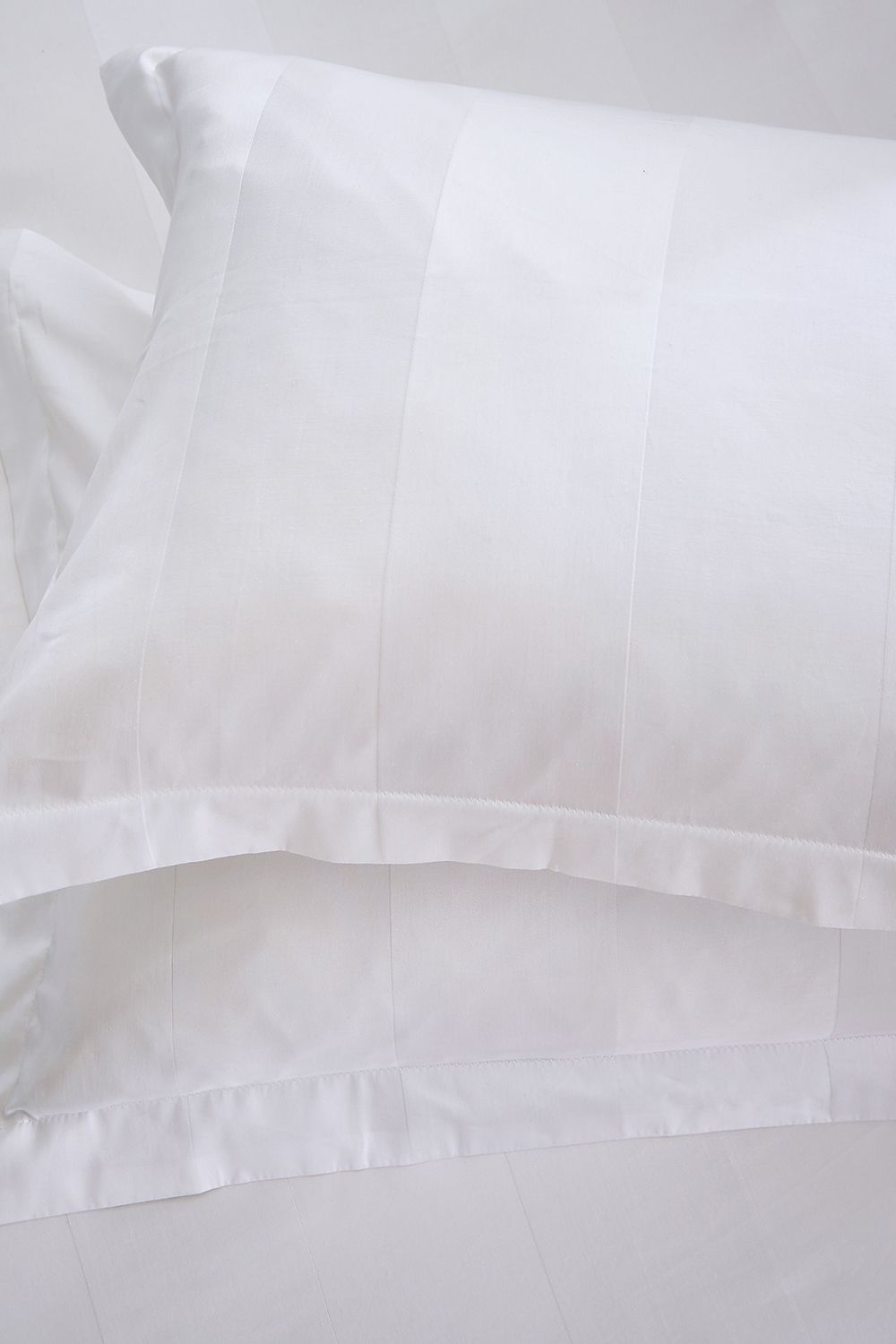 1951 'Serra' Luxury Satin Stripe 250 Thread Count Sateen Duvet Cover Set in White 4