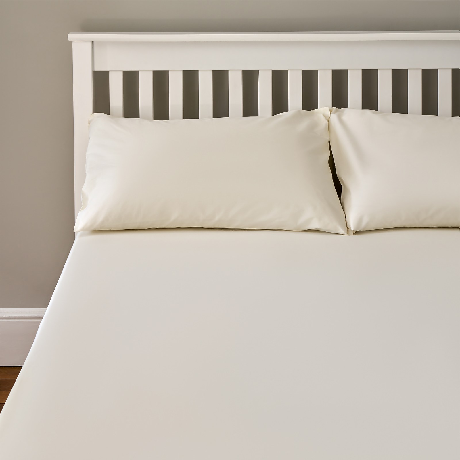 The Willow Manor Easy Care Percale Double Fitted Sheet - Cream