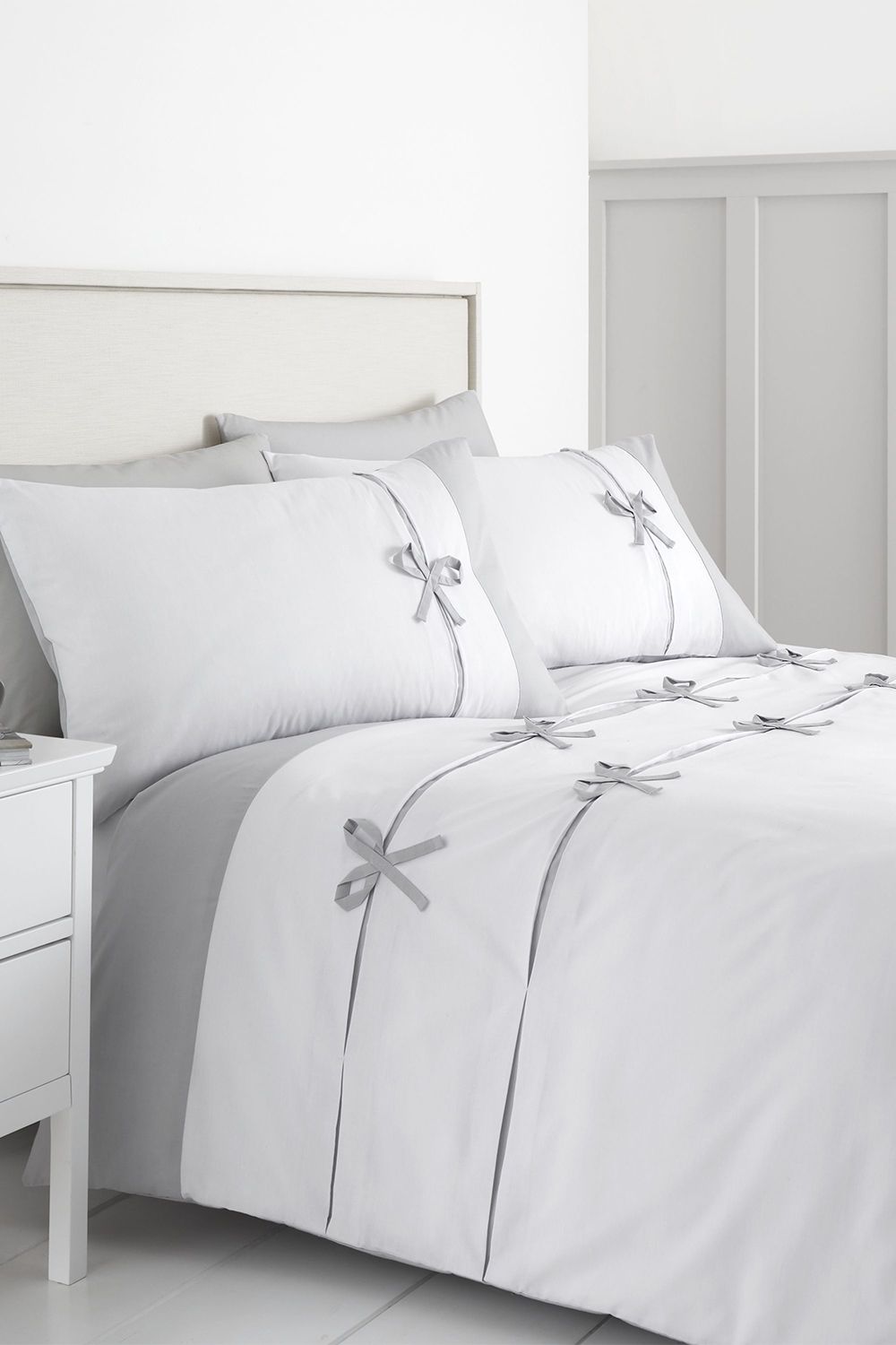 Catherine Lansfield Milo Bow Duvet Set in White