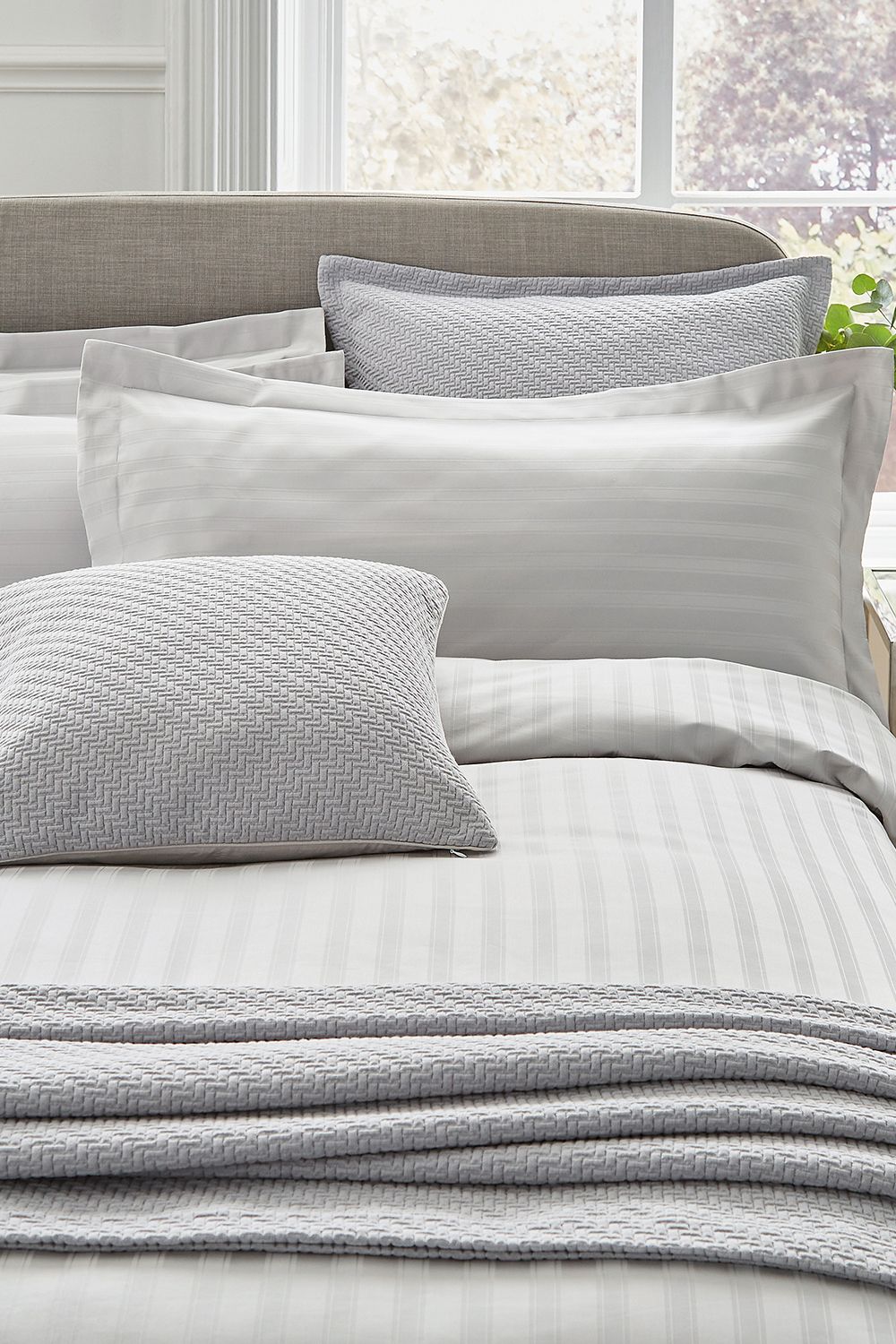 1951 'Adan' Cotton Sateen Oxford Pillowcase in Silver 2