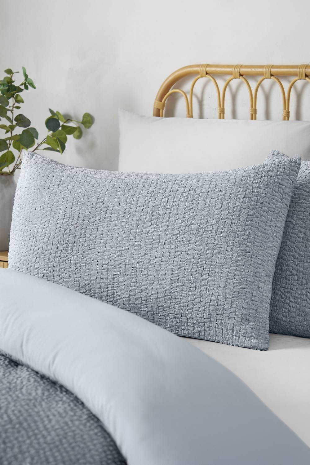Catherine Lansfield 'Crinkle Seersucker' Duvet Cover Set in Blue 2