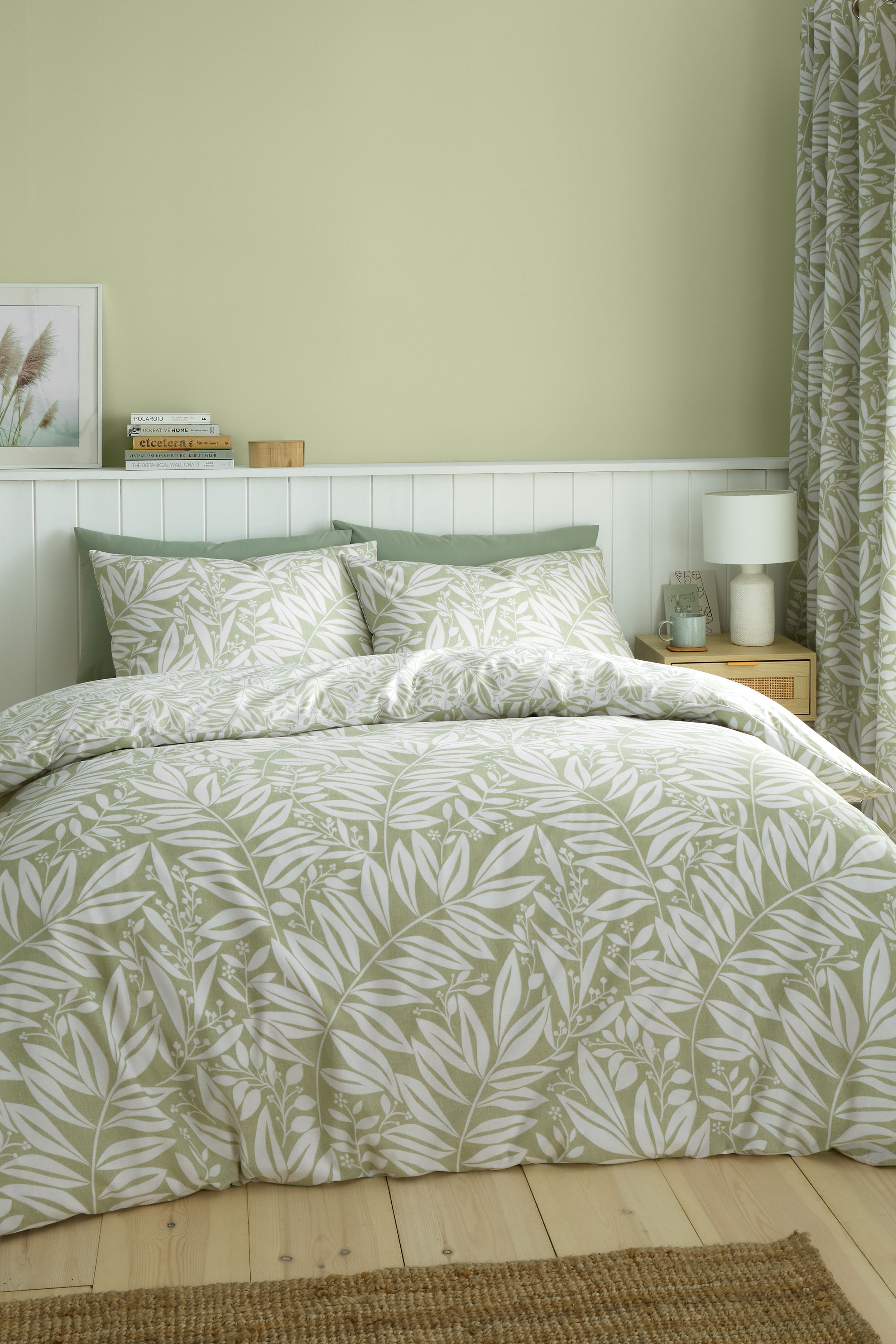 Catherine Lansfield 'Sorrel Leaf' Reversible Duvet Cover Set in Green