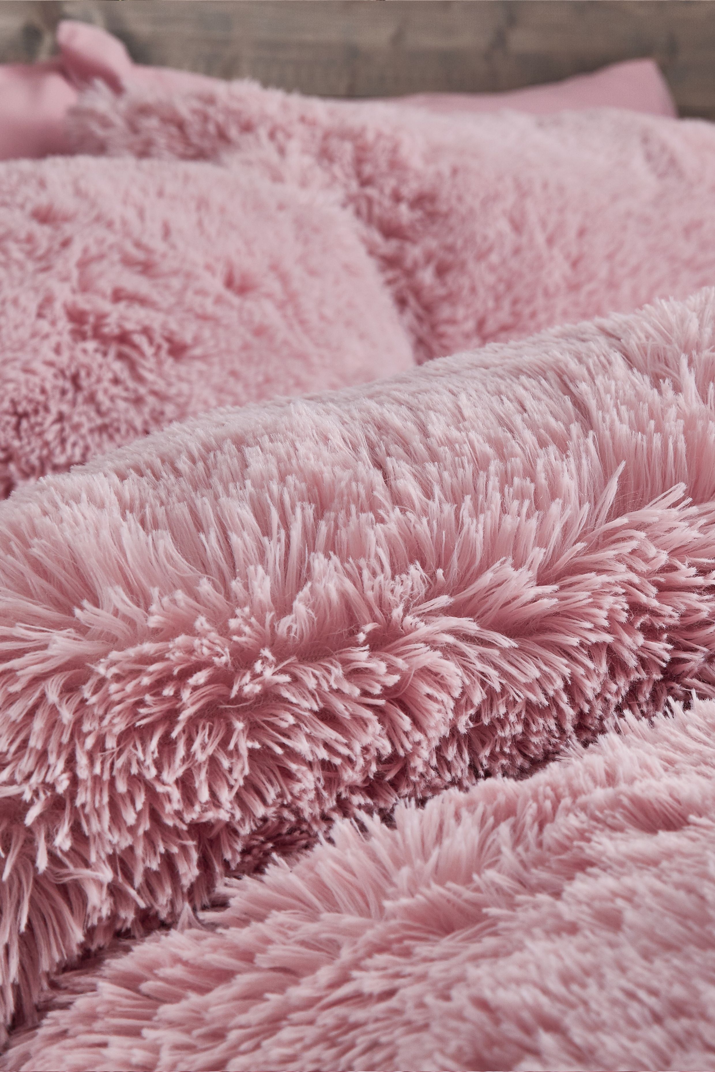 Catherine Lansfield 'Cuddly' Faux Fur Duvet Set in Pink 3
