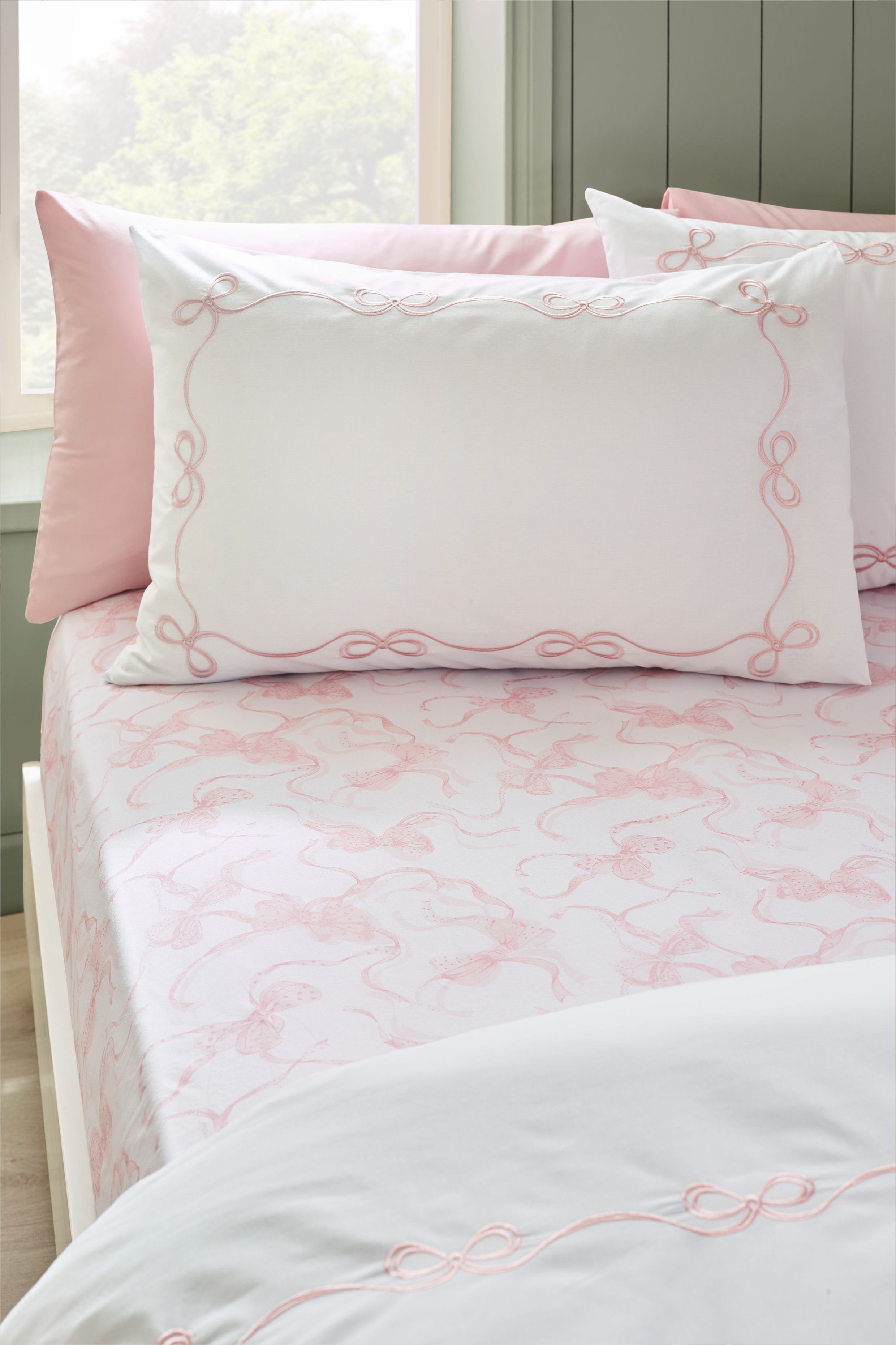 Catherine Lansfield 'Bow' Fitted Sheet in Pink