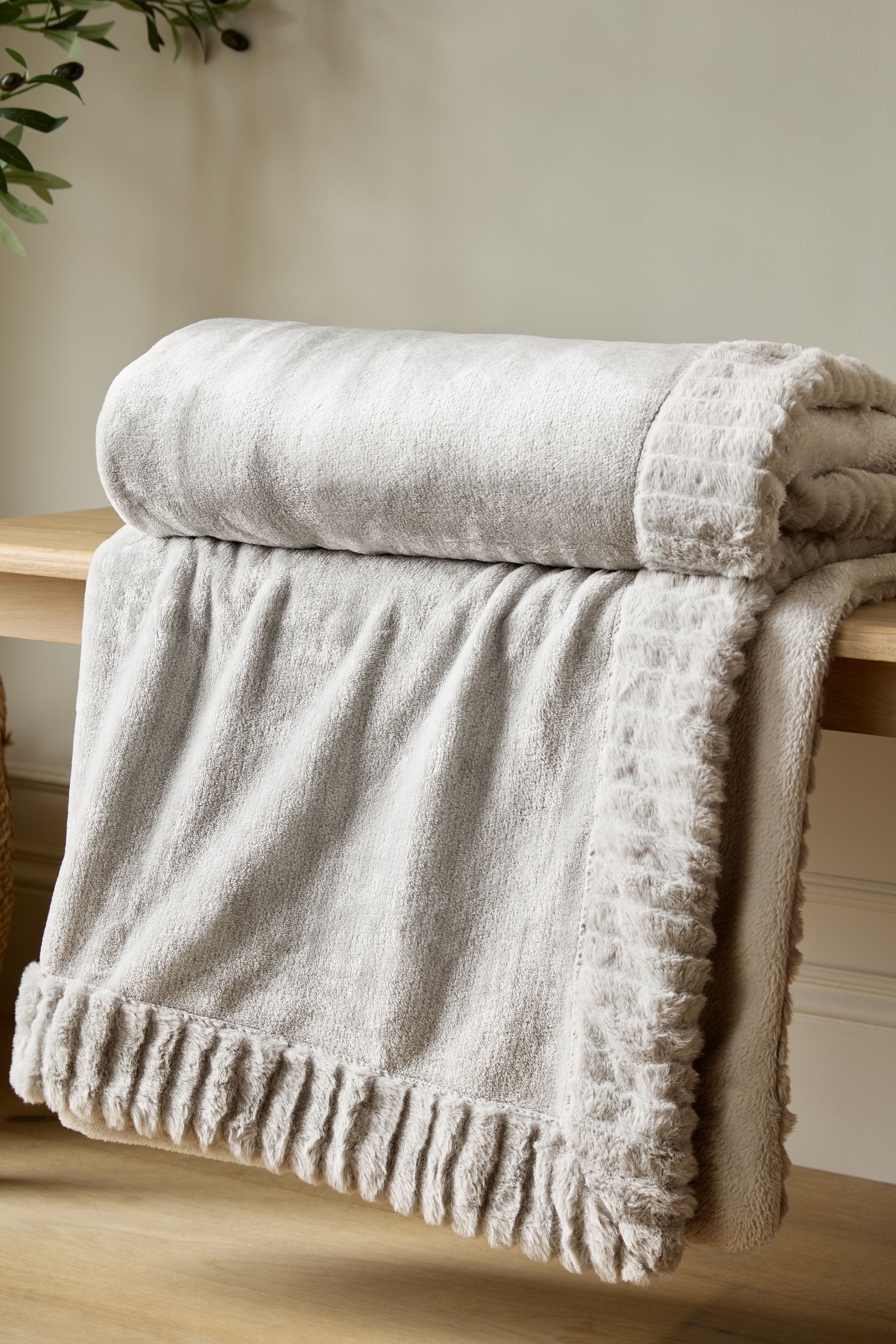 Catherine Lansfield 'Velvet & Faux Fur' Throw in Natural