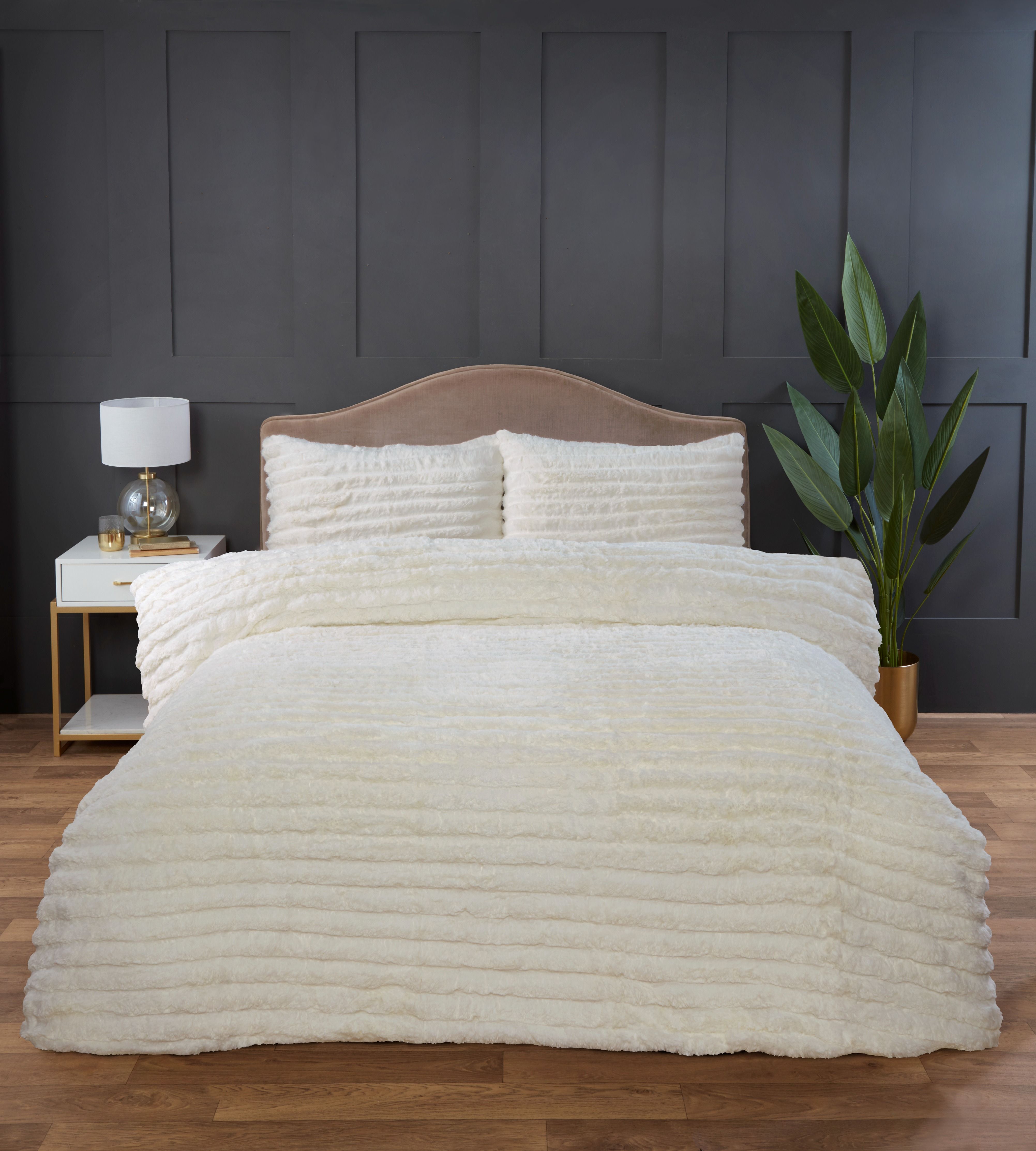 Rapport Home Chunky Ribbed Fur Polyester Soft & Cozy Duvet Cover Set With Pillowcase in White