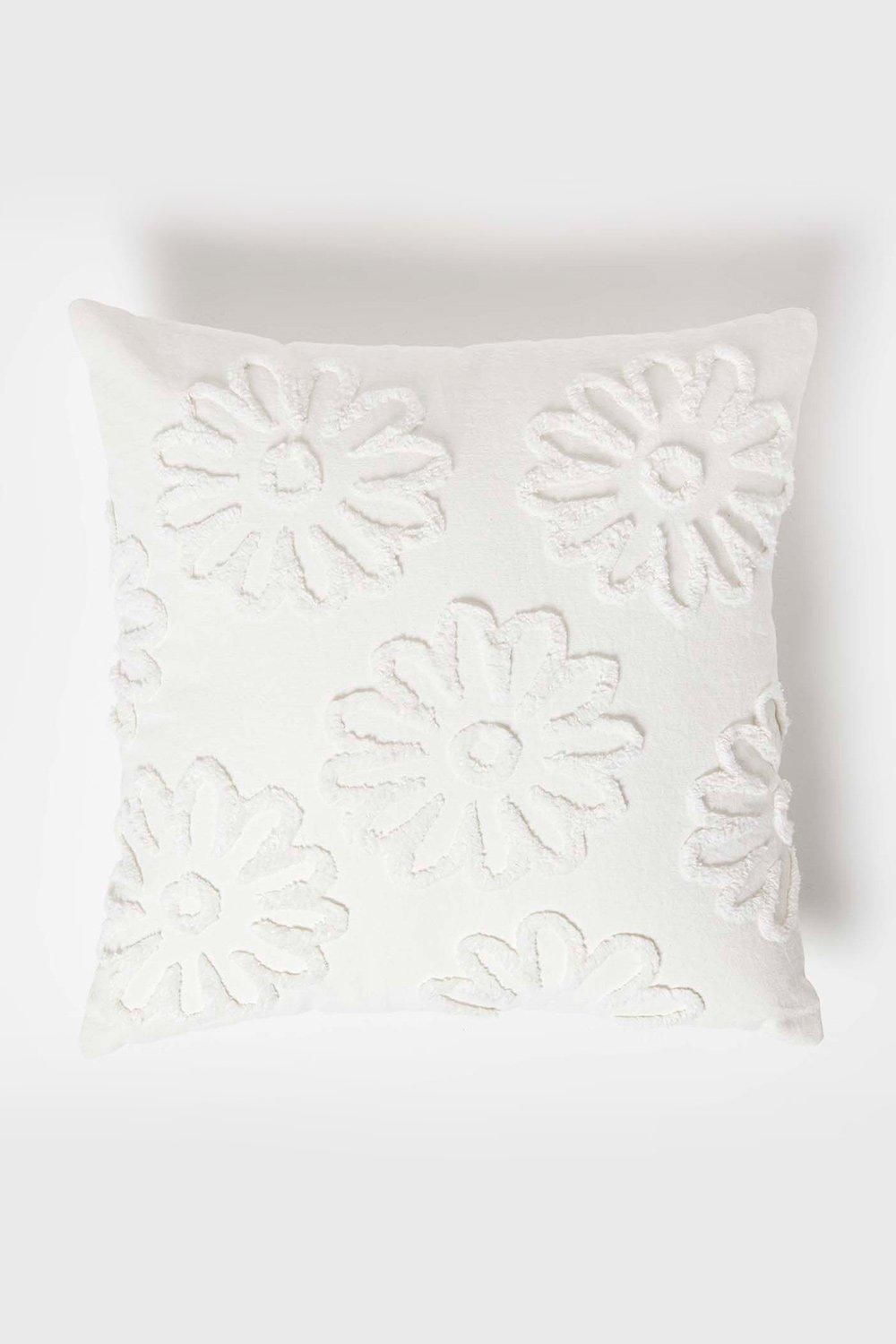 Homescapes Floral Daisy Tufted Cotton Cushion in White