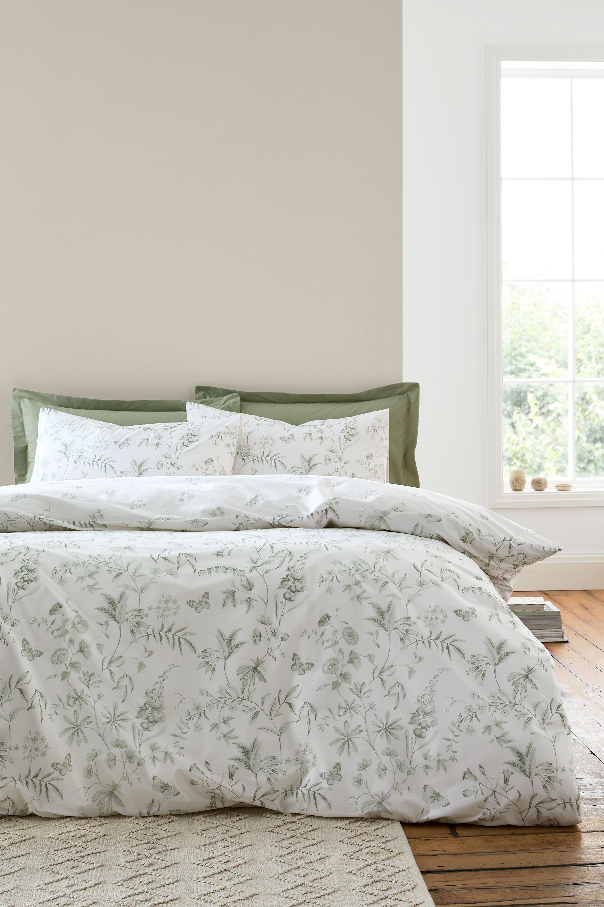 Bianca 'Thea Floral' 200 Thread Count Cotton Reversible Duvet Cover Set in Green