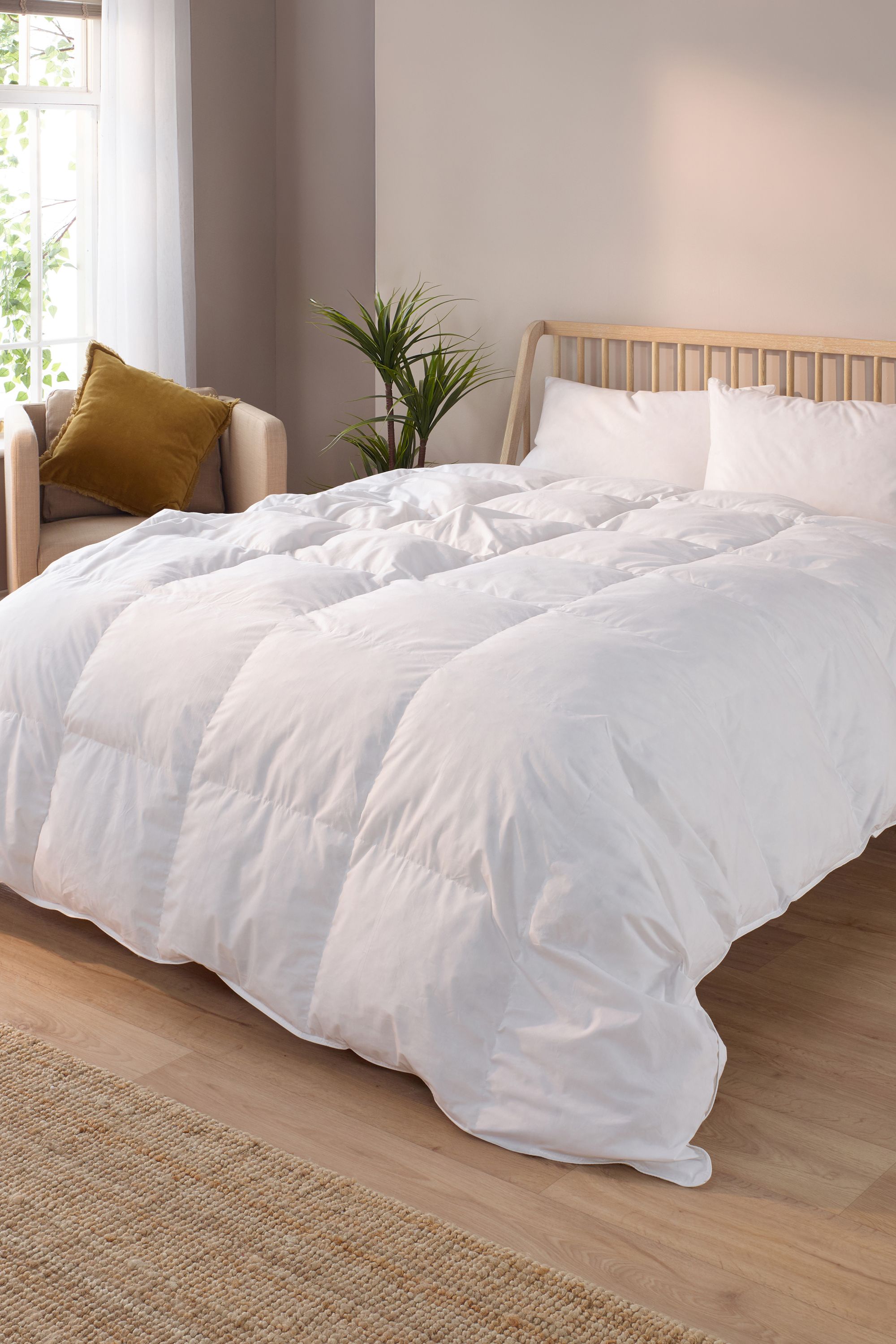 Snuggledown Scandinavian Duck Feather & Down 10.5 Tog Duvet With 2 Pillows in White