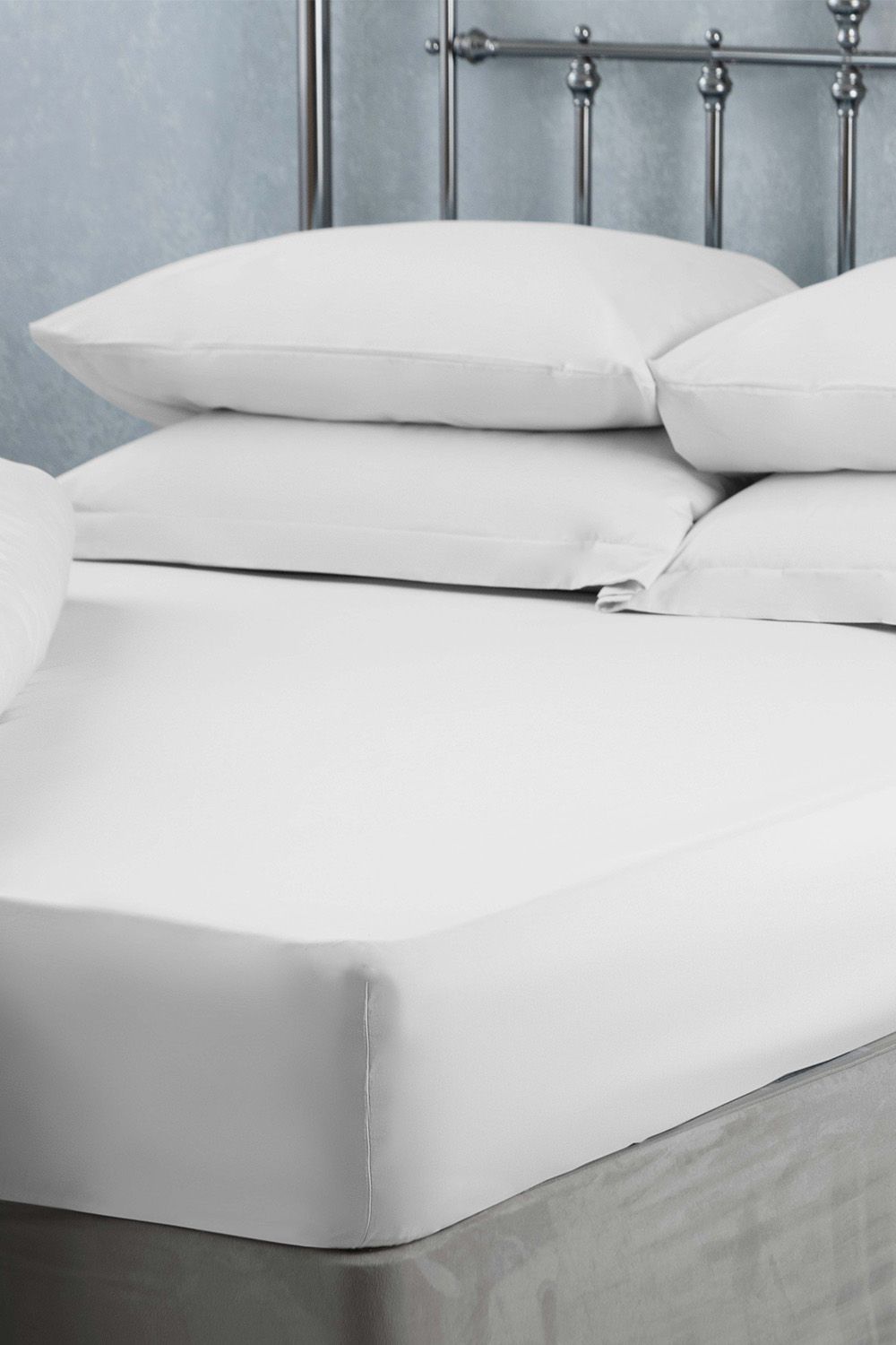 Belledorm Easy Care 200 Thread Count Cotton Polyester Percale 46cm Fitted Sheet in Pale Green