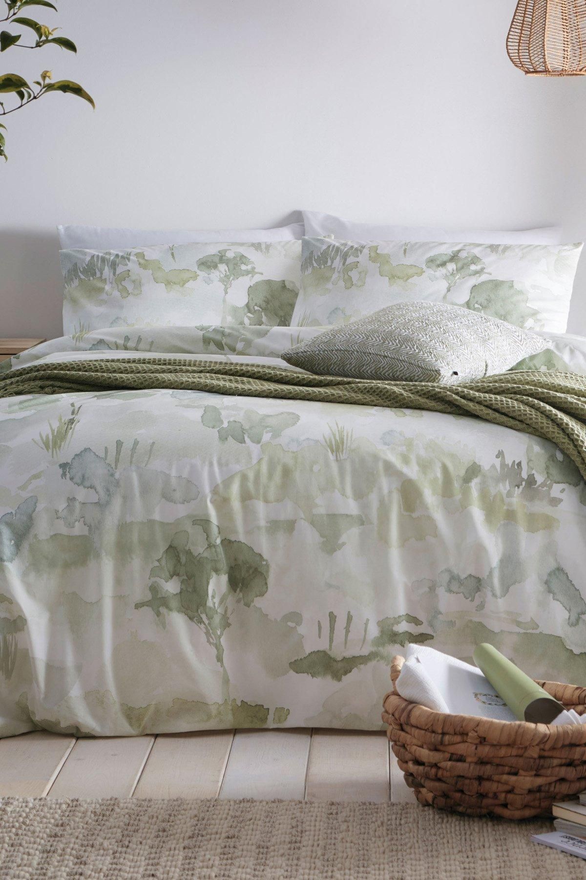 Appletree 'Edale' 100% Cotton Duvet Cover Set With Contrast Piping in Green