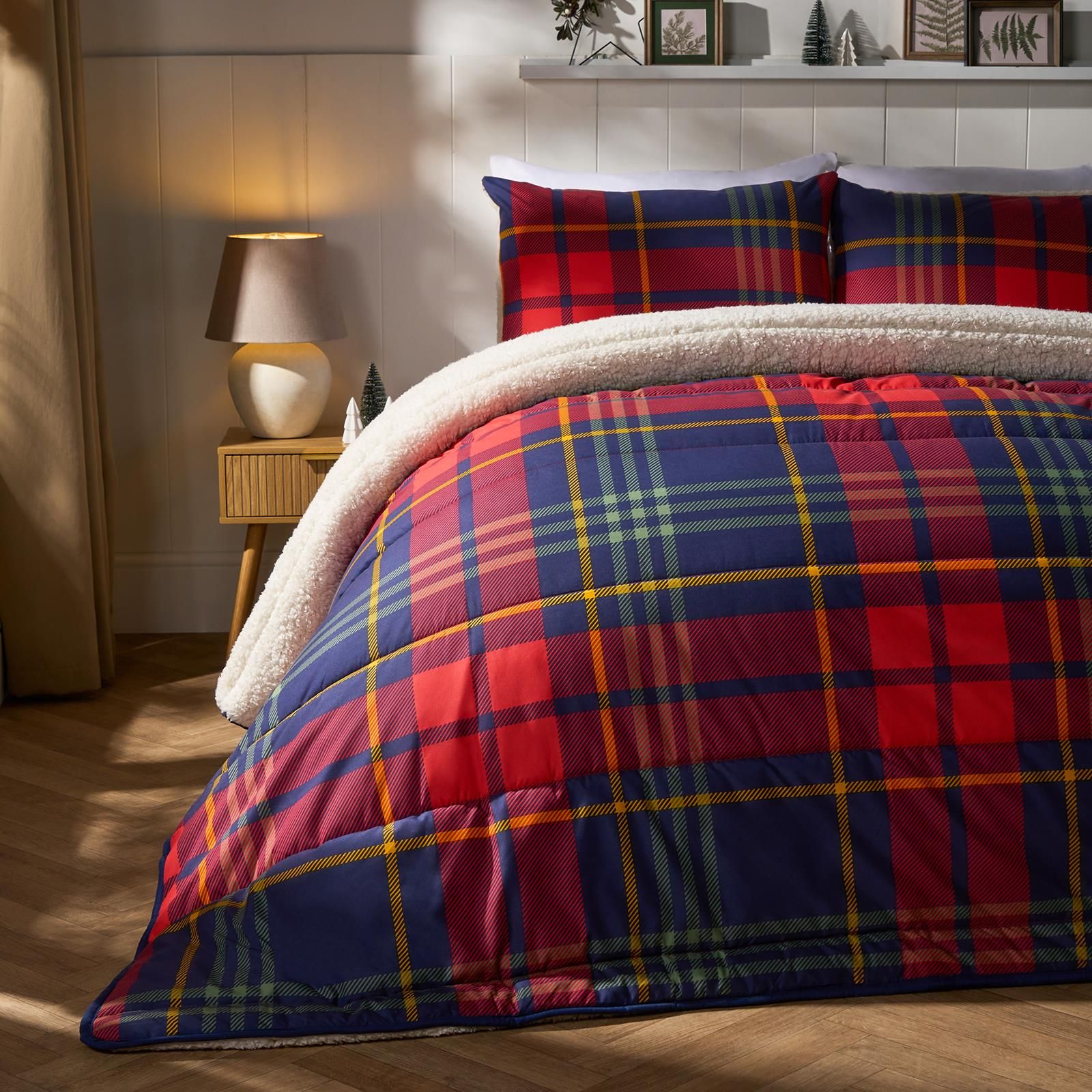 OHS Tartan Check Sherpa Reversible 10.5 Tog Washable Coverless Duvet with Pillowcases in Red