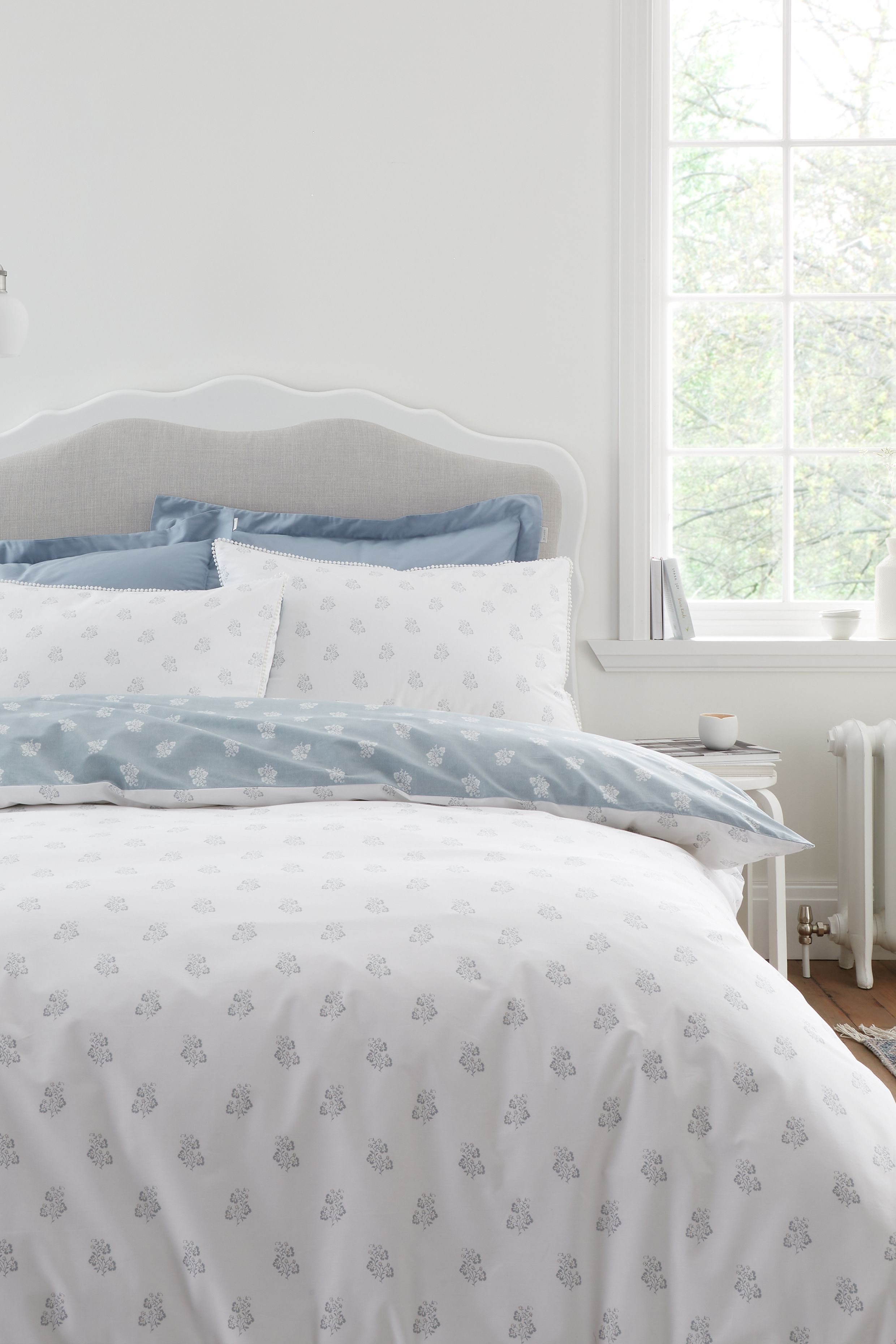Bianca Esme Floral 200 Thread Count Cotton Reversible Duvet Cover Set in Blue