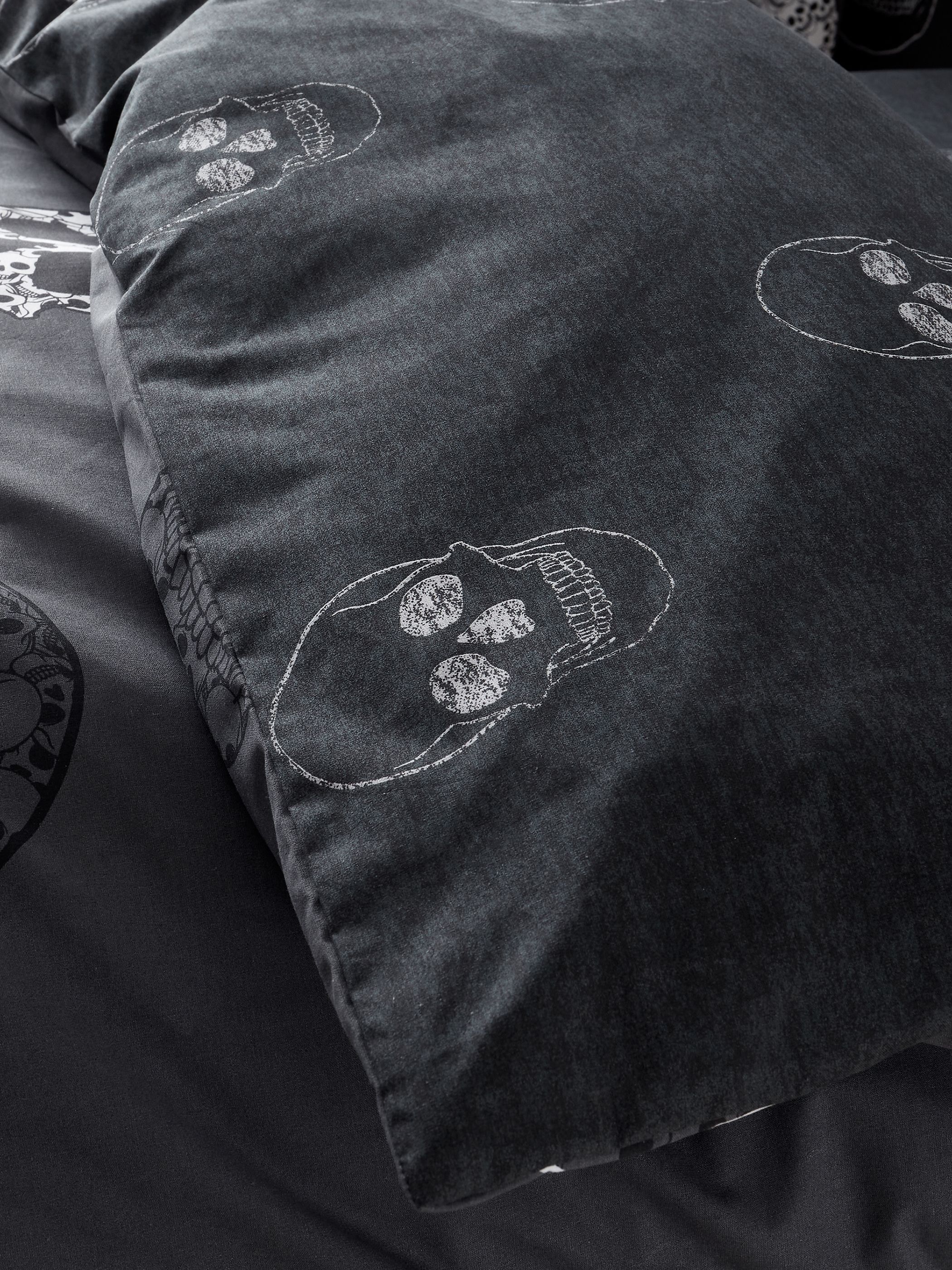 Catherine Lansfield 'Skulls' Halloween Duvet Cover Set in Grey 4