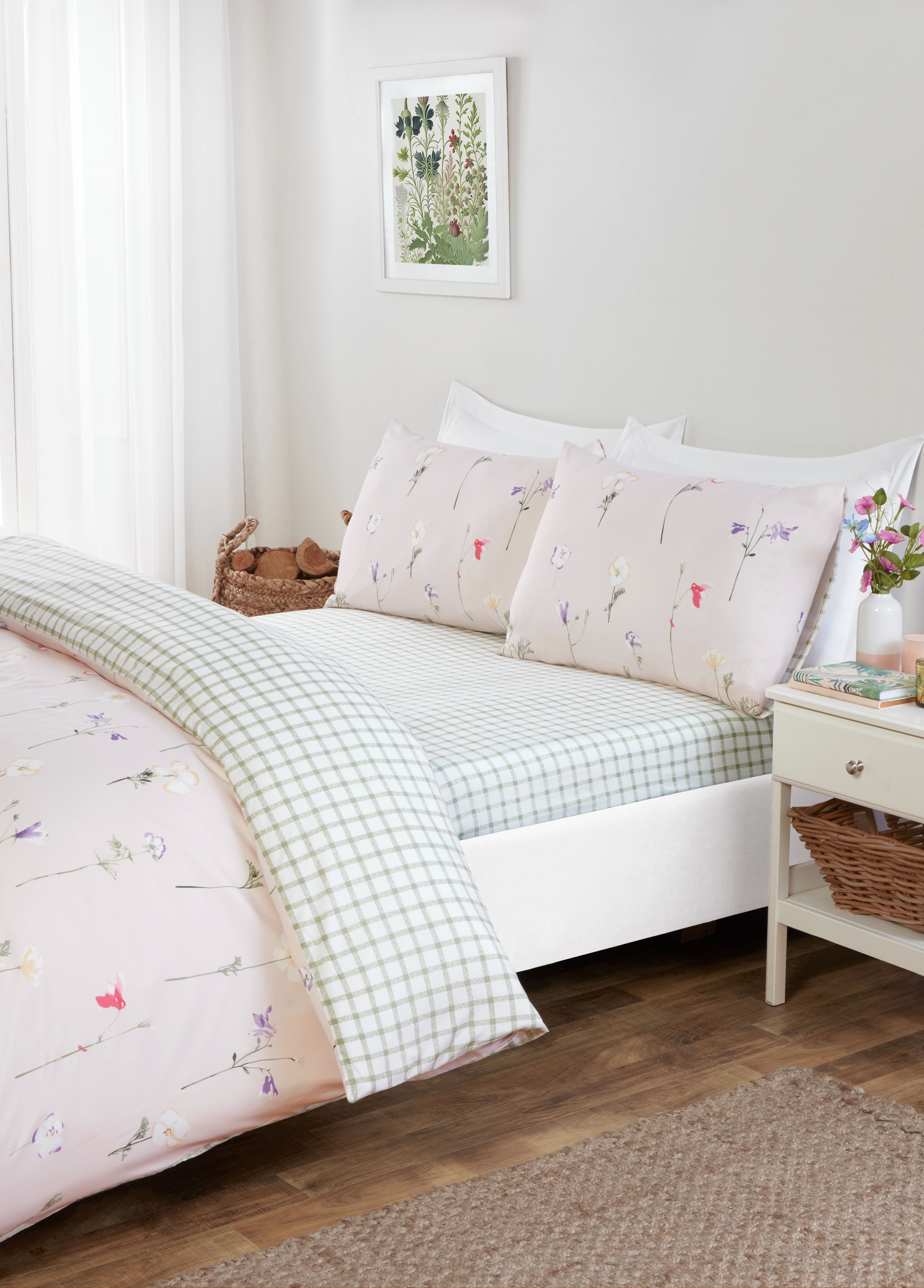 Rapport Home Niamh Floral Microfibre Complete Duvet Cover Set With Pillowcase in Pink