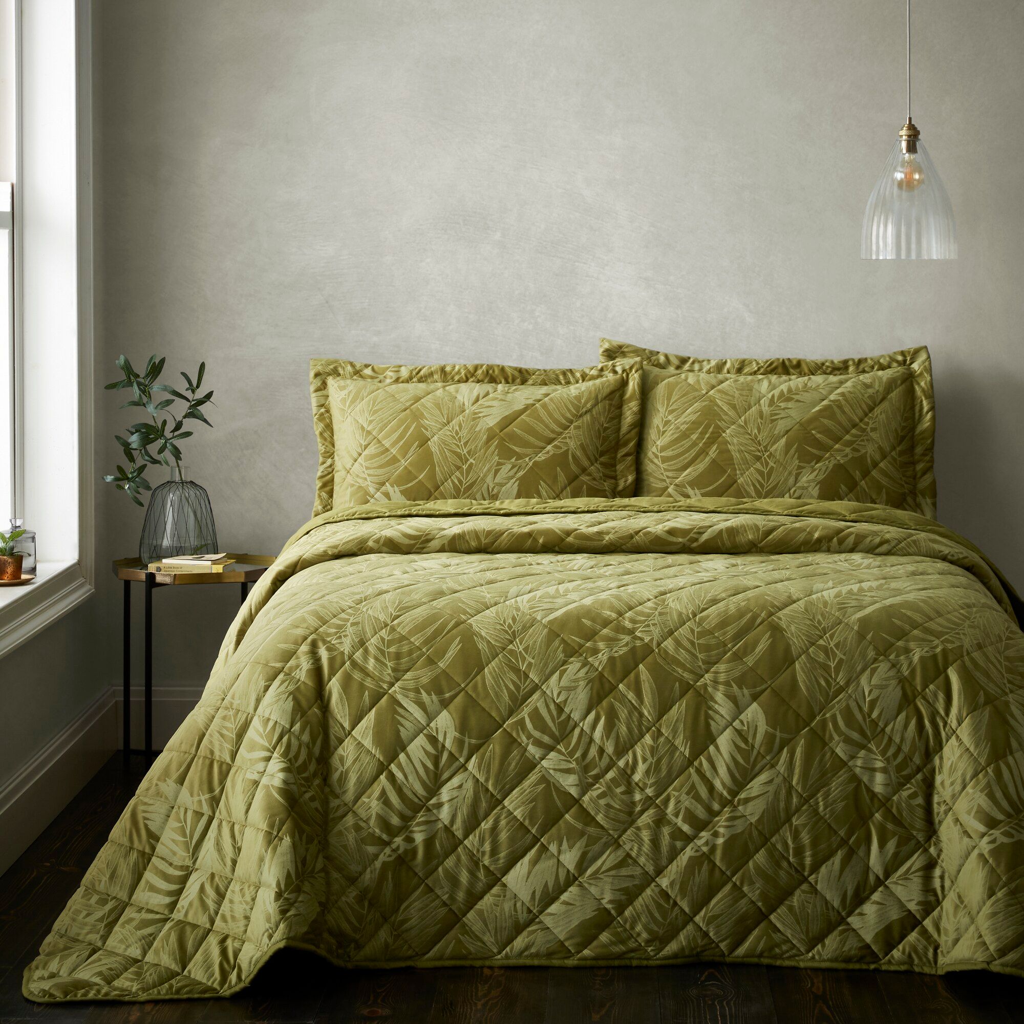 Portfolio Home Woburn Botanical Quilted Bedspread Pillow Shams Throw Set 254 x 254cm in Green