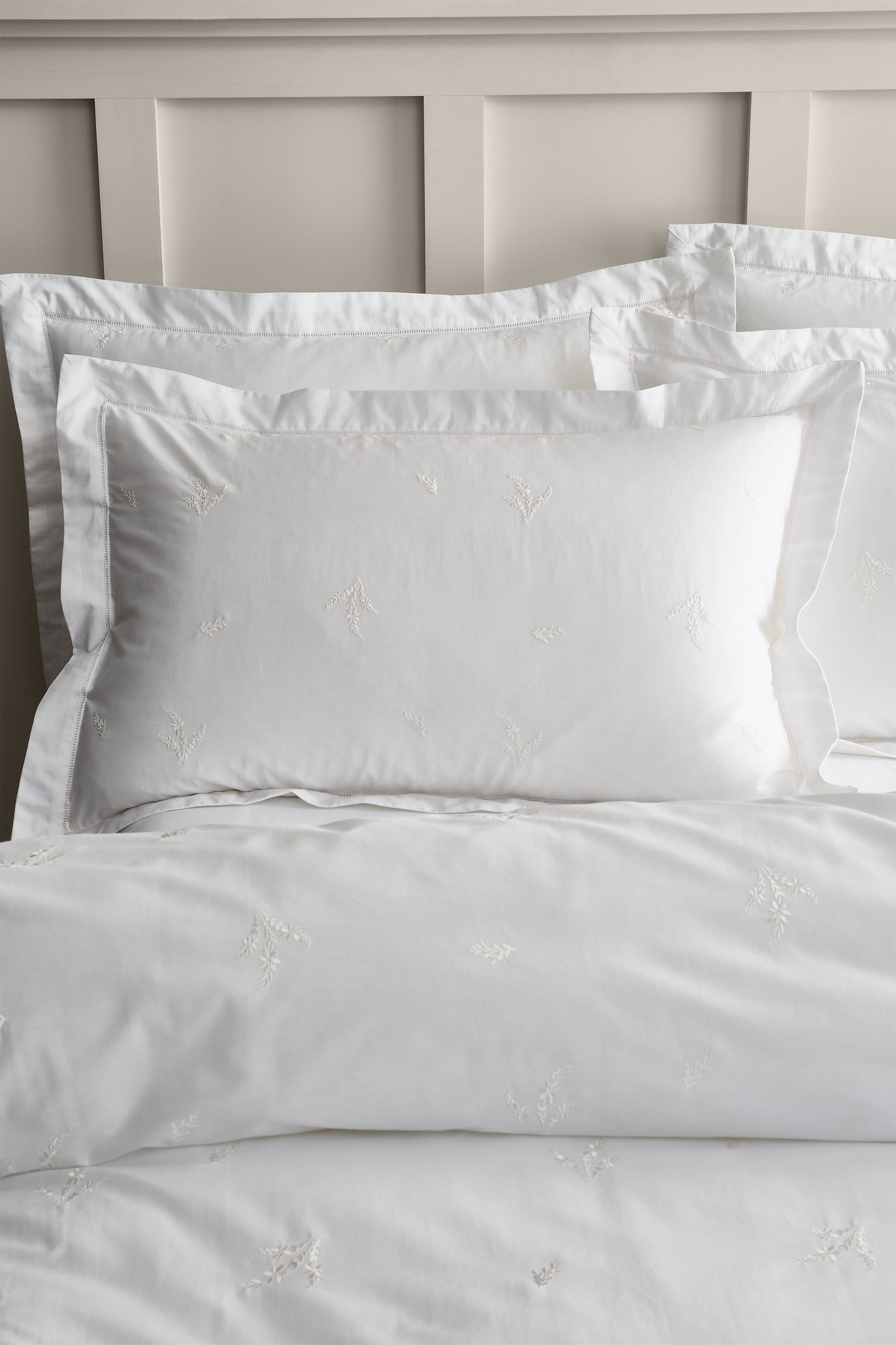 Bianca 'Lottie Floral Embroidery' 180 Thread Count Cotton Oxford Pillowcase in White