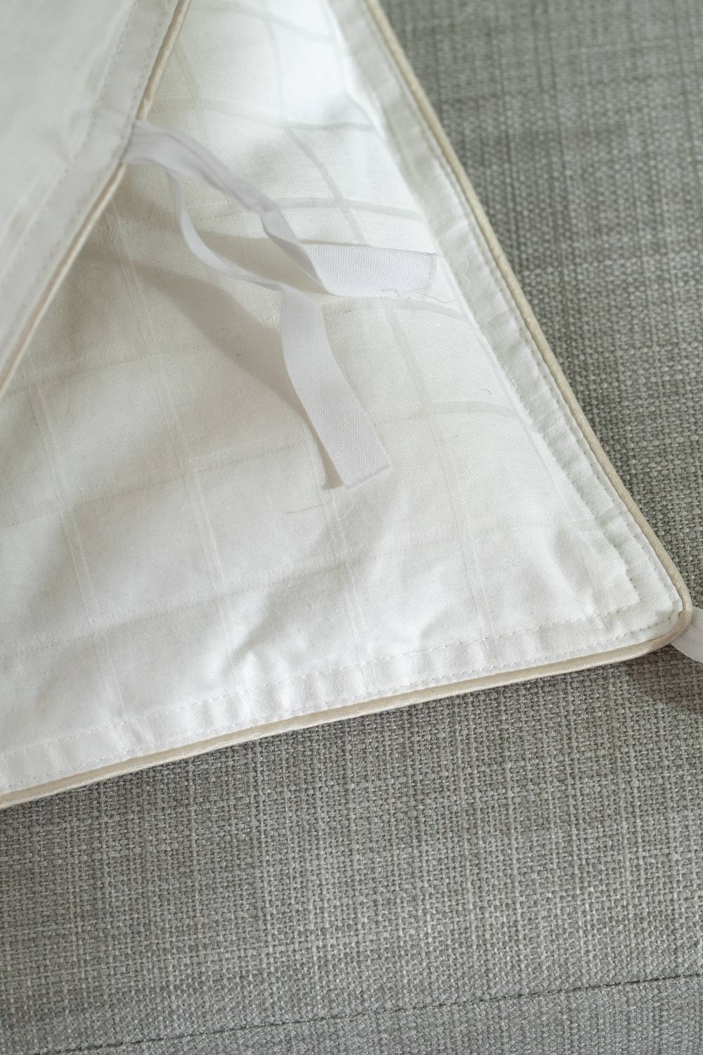Soak&Sleep 4.5 Tog Soft As Down with Silk Superking Duvet in White 3