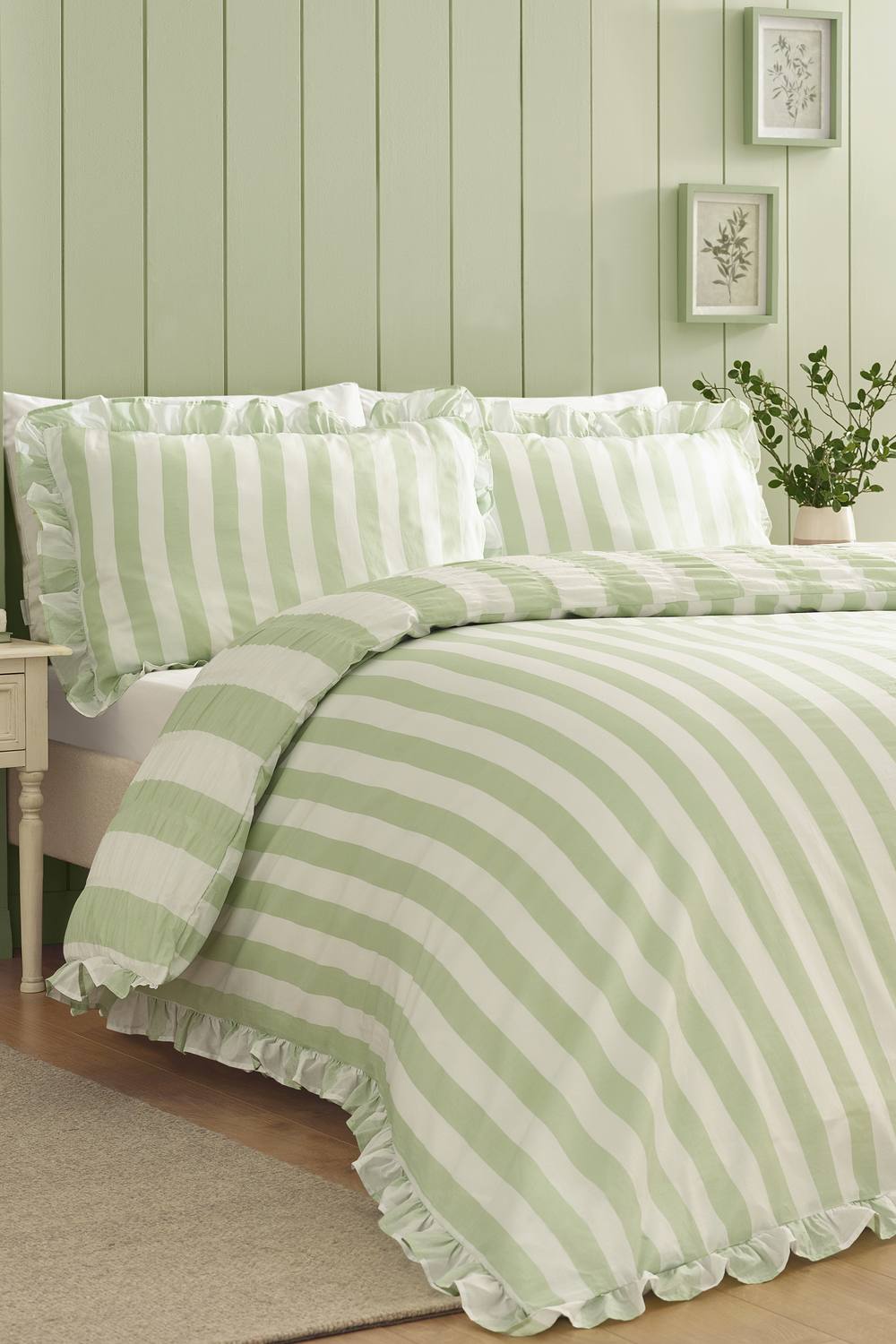 Catherine Lansfield 'Seersucker Frill Stripe' Duvet Cover Set in Green 2