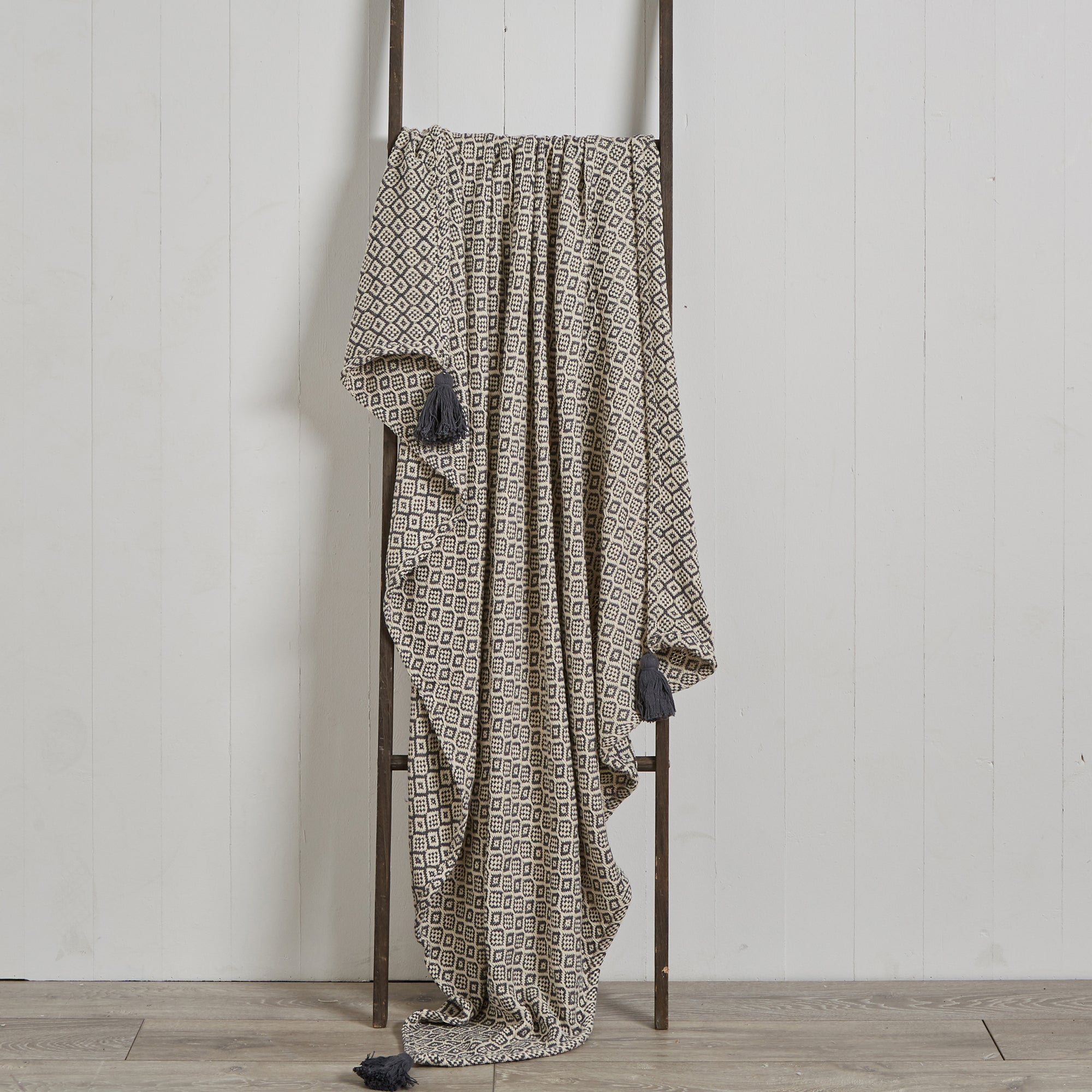 Diamond Tassle 130cm x 180cm Throw Black