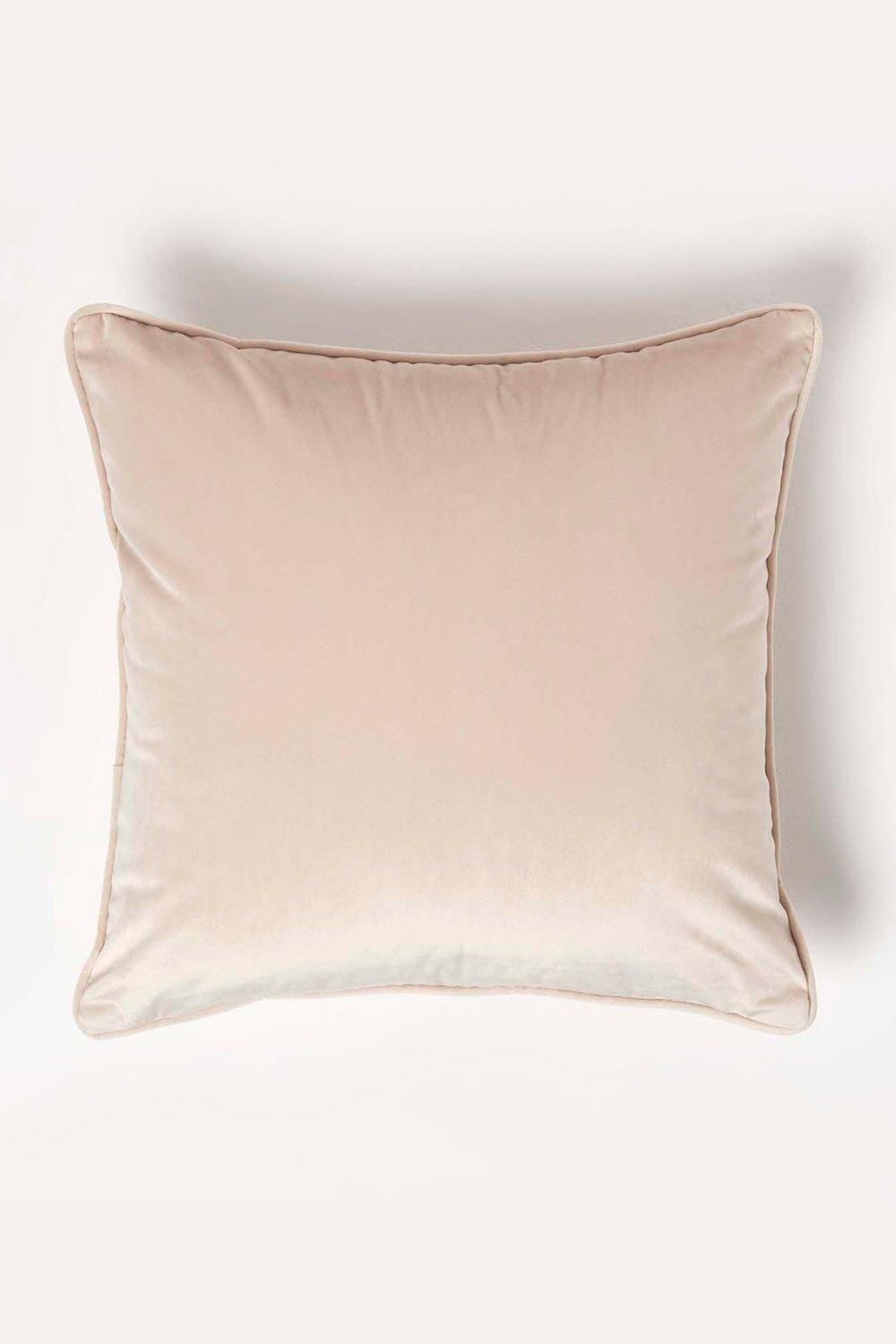 Homescapes Filled Velvet Cushion with Piped Edge 46 x 46 cm in Cream