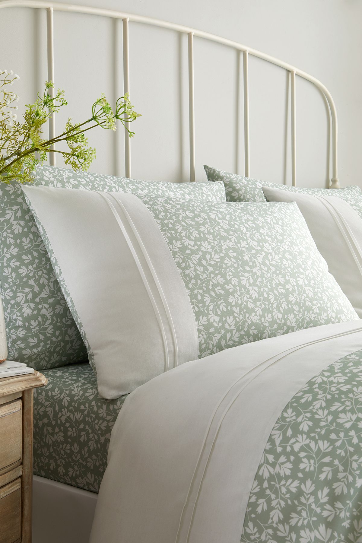 Dreams & Drapes 'Tess' Easy Care Ditsy Floral Leaf Print Duvet Cover Set in Green 2