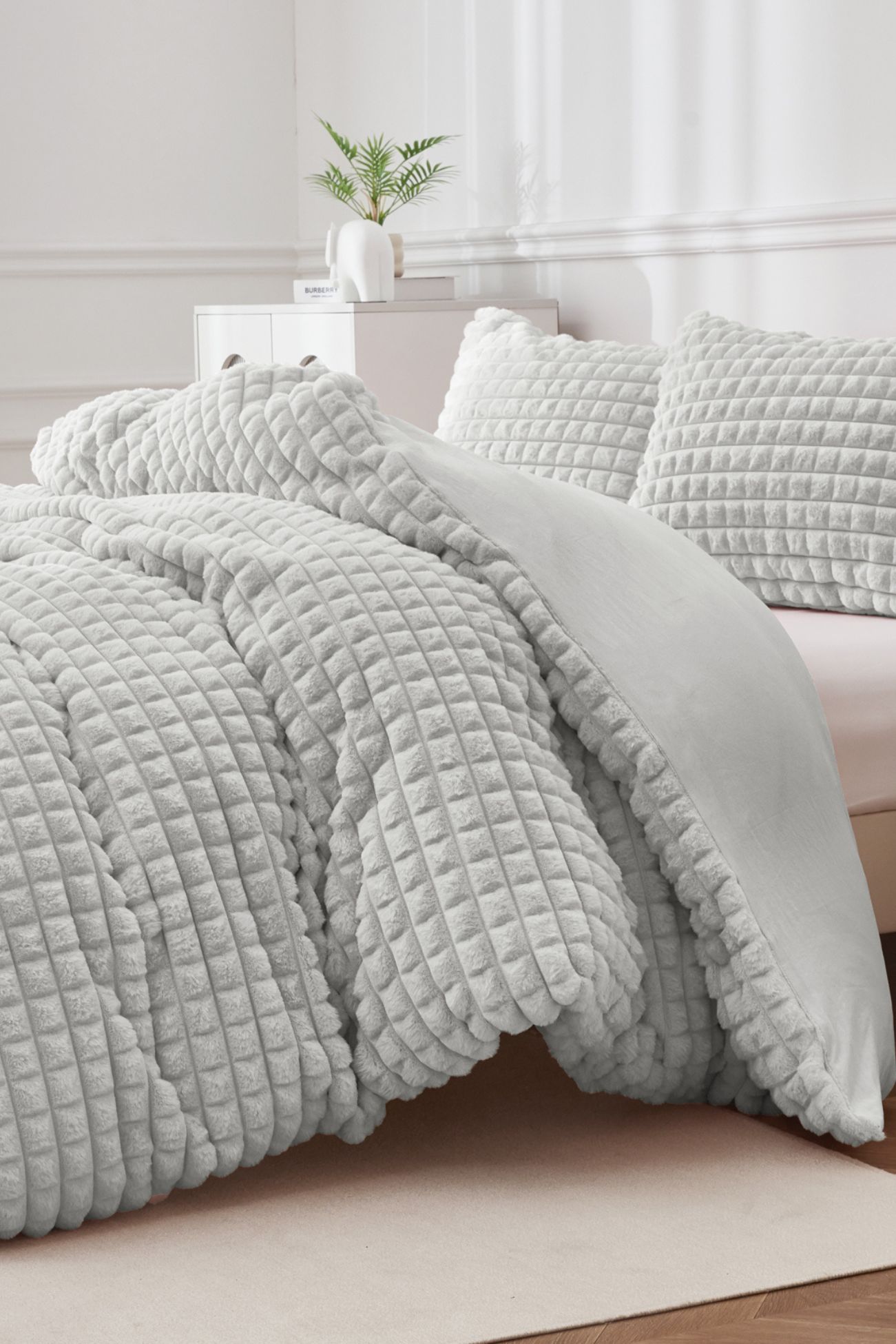 Ezysleep Super Soft Luxury Faux Fur Box Duvet in Silver