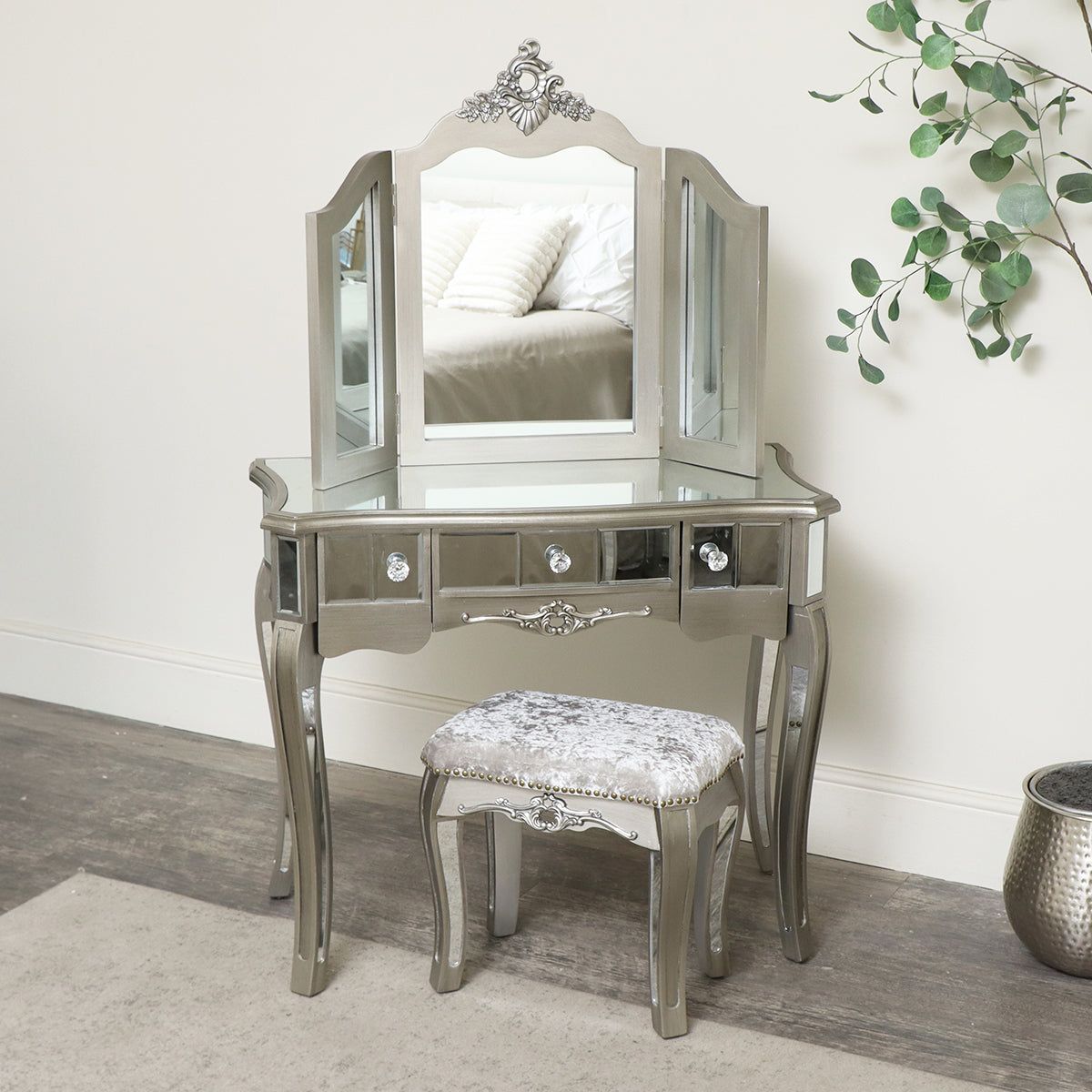 Melody Maison Ornate Mirrored 3 Drawer Dressing Table, Stool & Mirror Bedroom Furniture Set - Tiffany Range in Metallic Silver