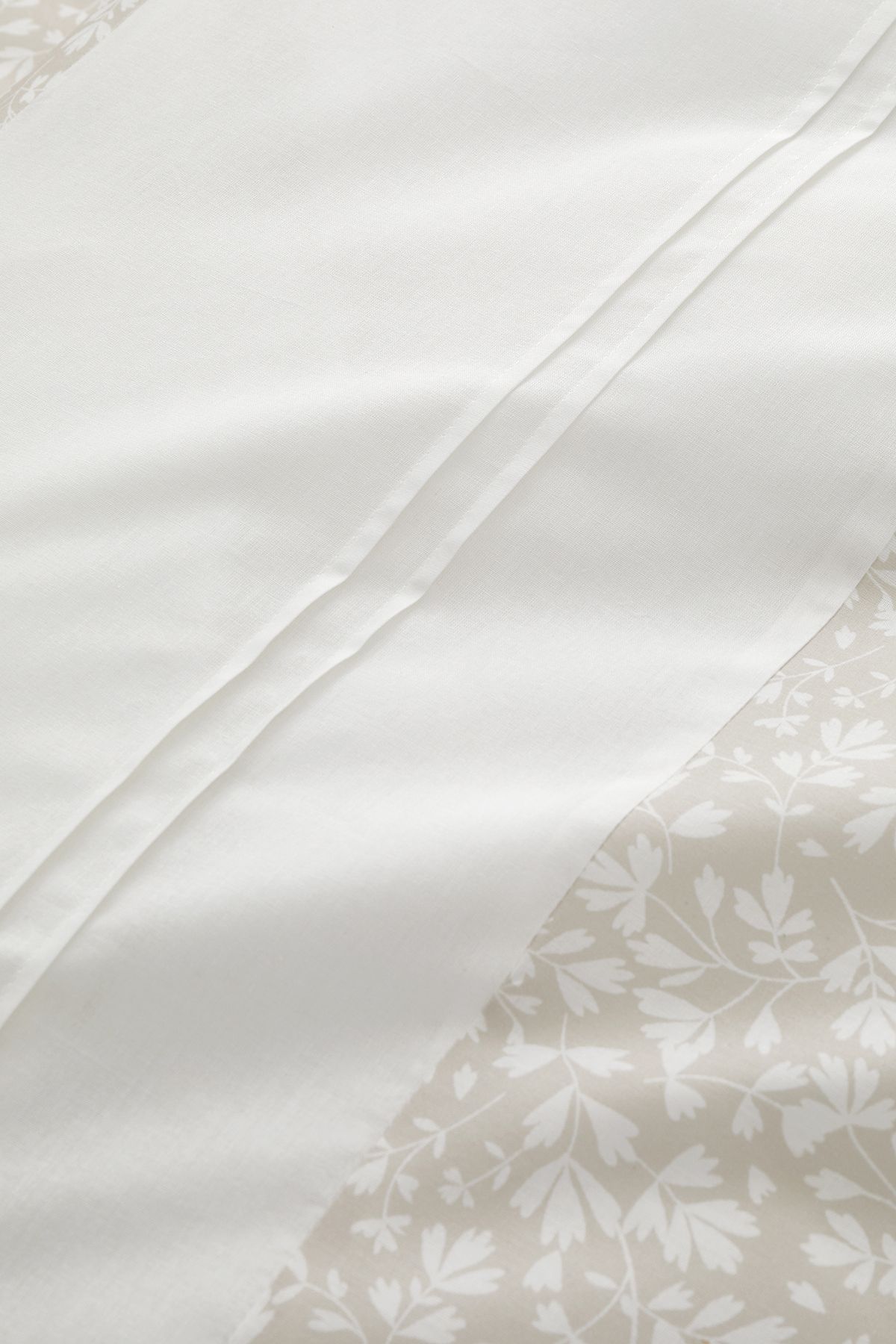 Dreams & Drapes 'Tess' Easy Care Ditsy Floral Leaf Print Duvet Cover Set in Natural 3