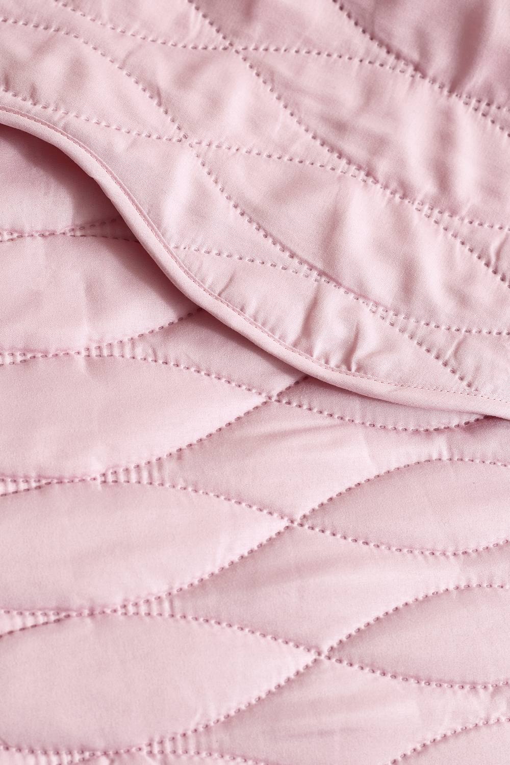 Catherine Lansfield 'Scallop Waves' Quilted Bedspread in Pink 2