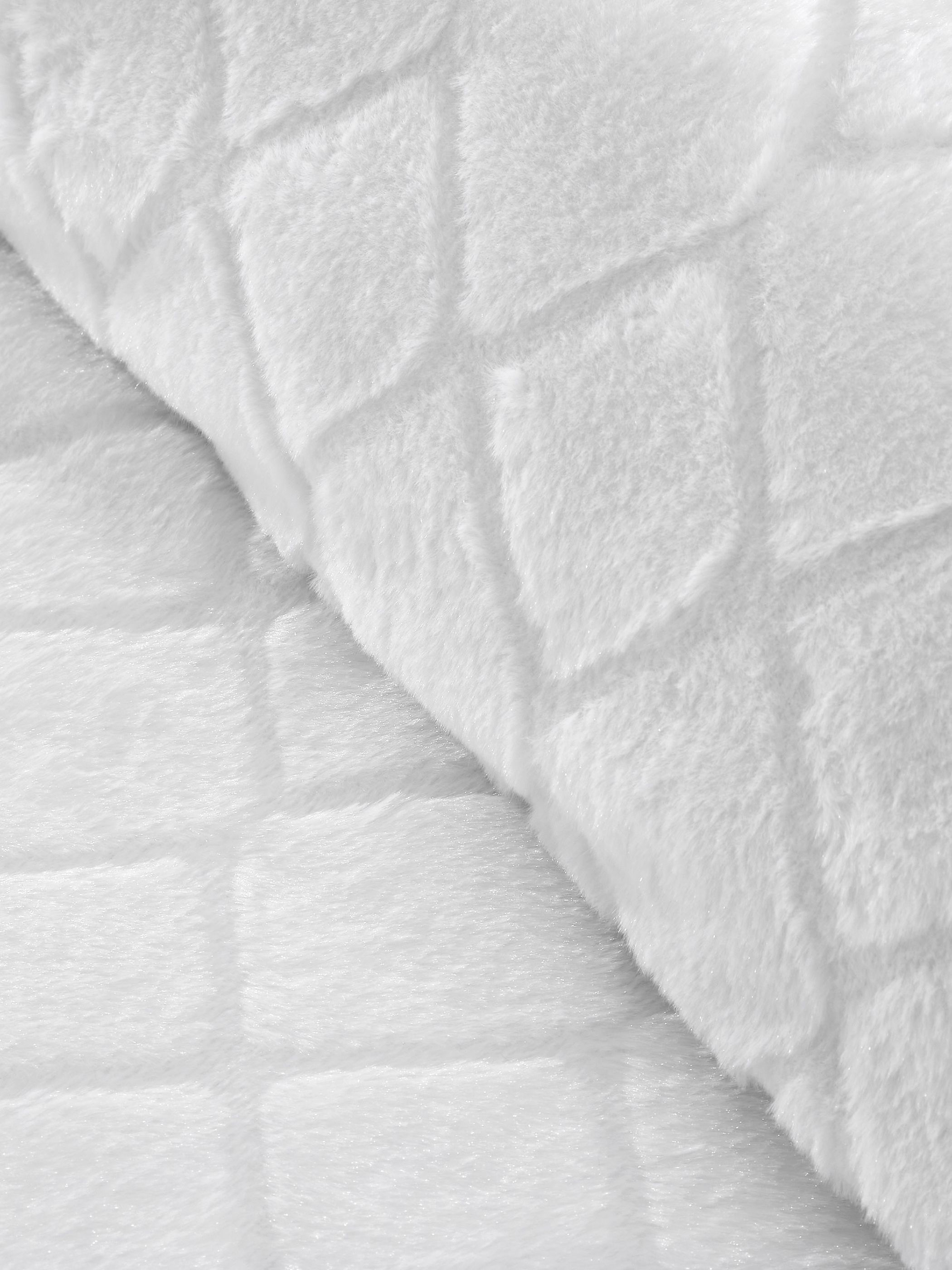 Catherine Lansfield 'Cosy Diamond' Soft & Warm Faux Fur Fleece Duvet Cover Set in White 4
