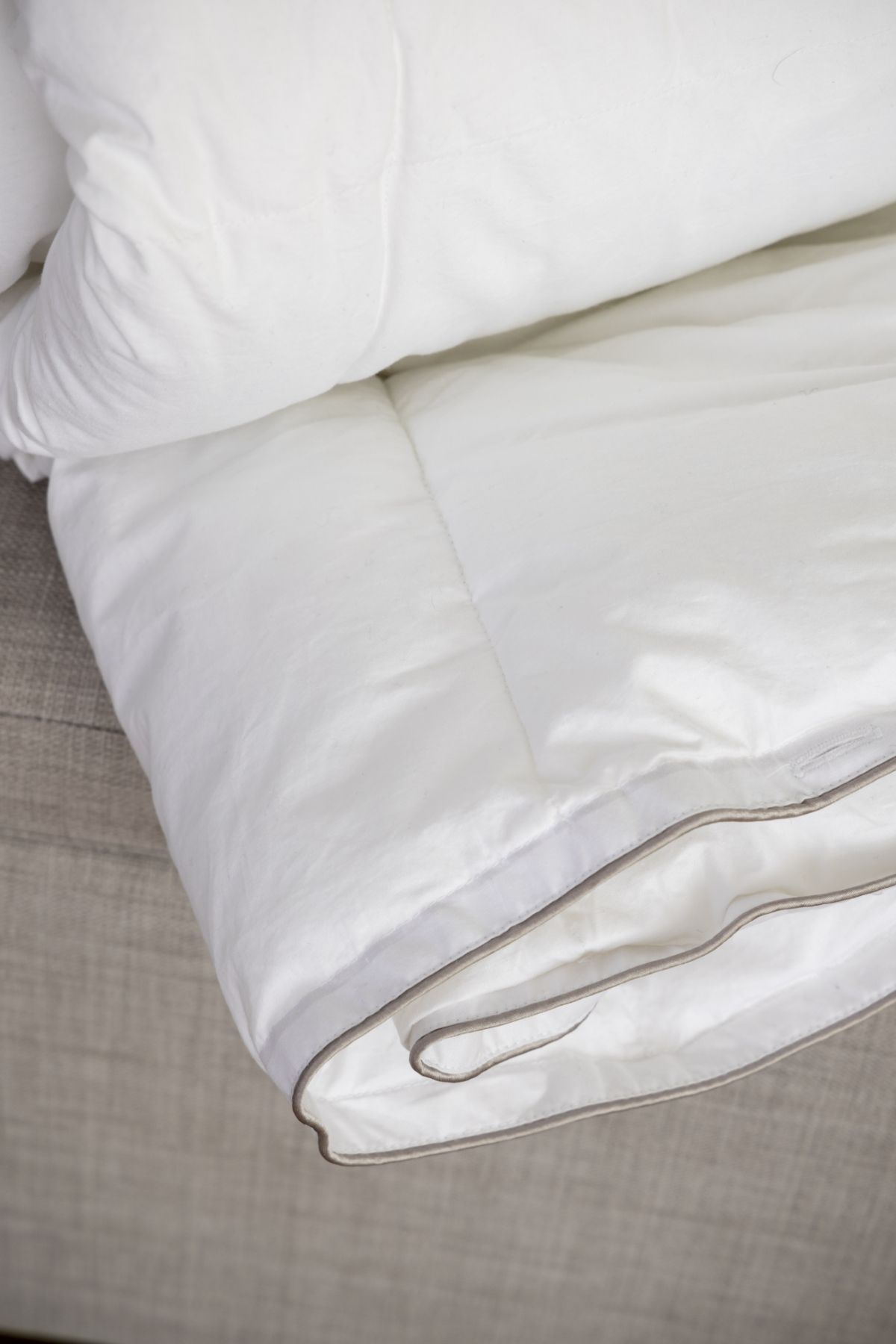 Soak&Sleep 4.5 Tog Soft As Down Microfibre Duvet in White 4